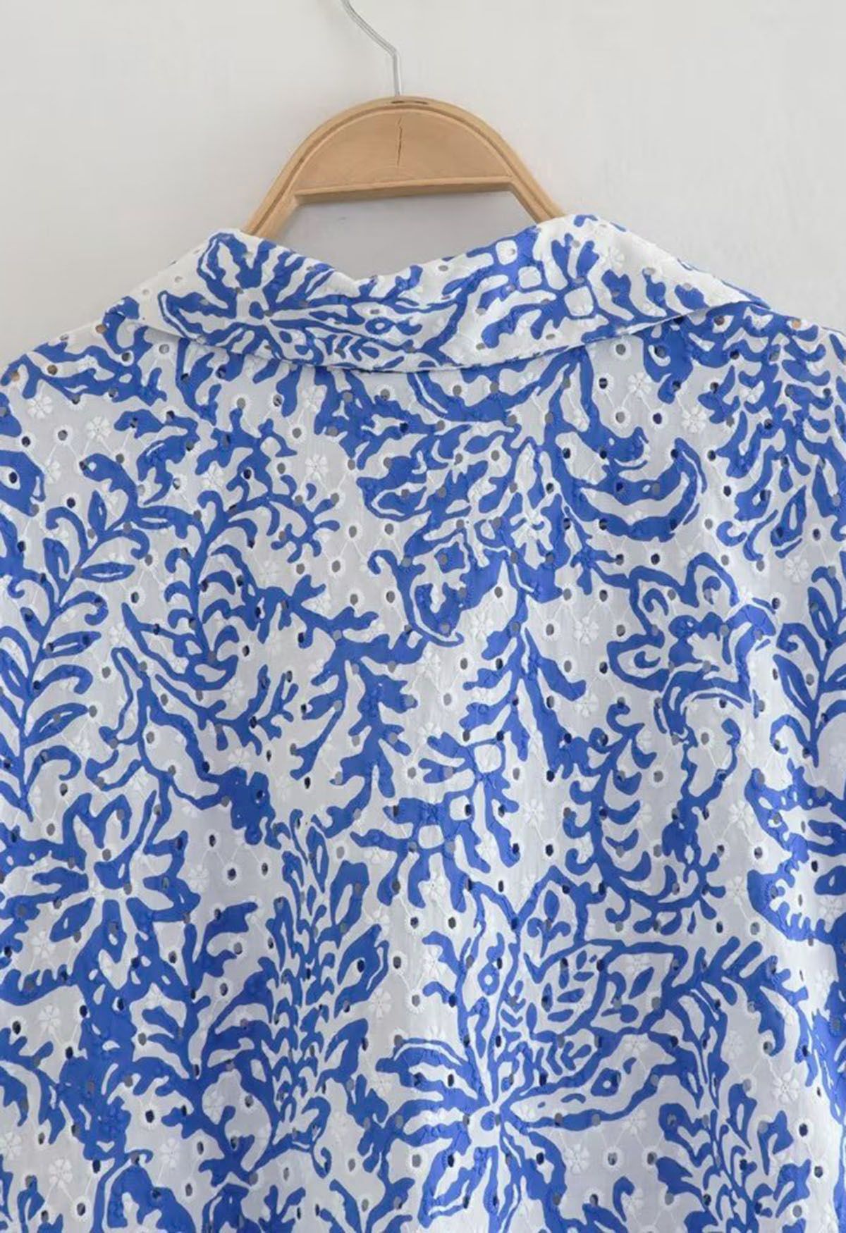 Vestido bordado con ojales en la espalda y recorte floral azul
