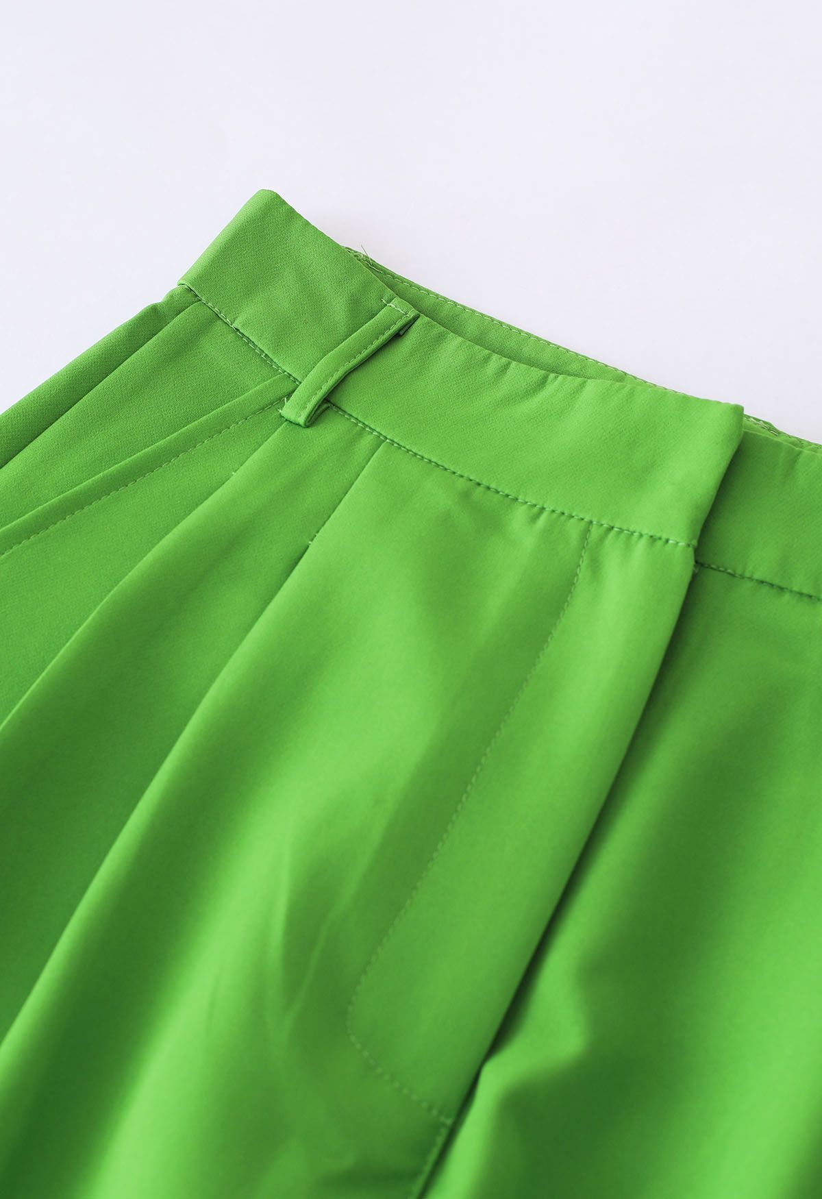 Pantalones rectos con detalle plisado verde hierba