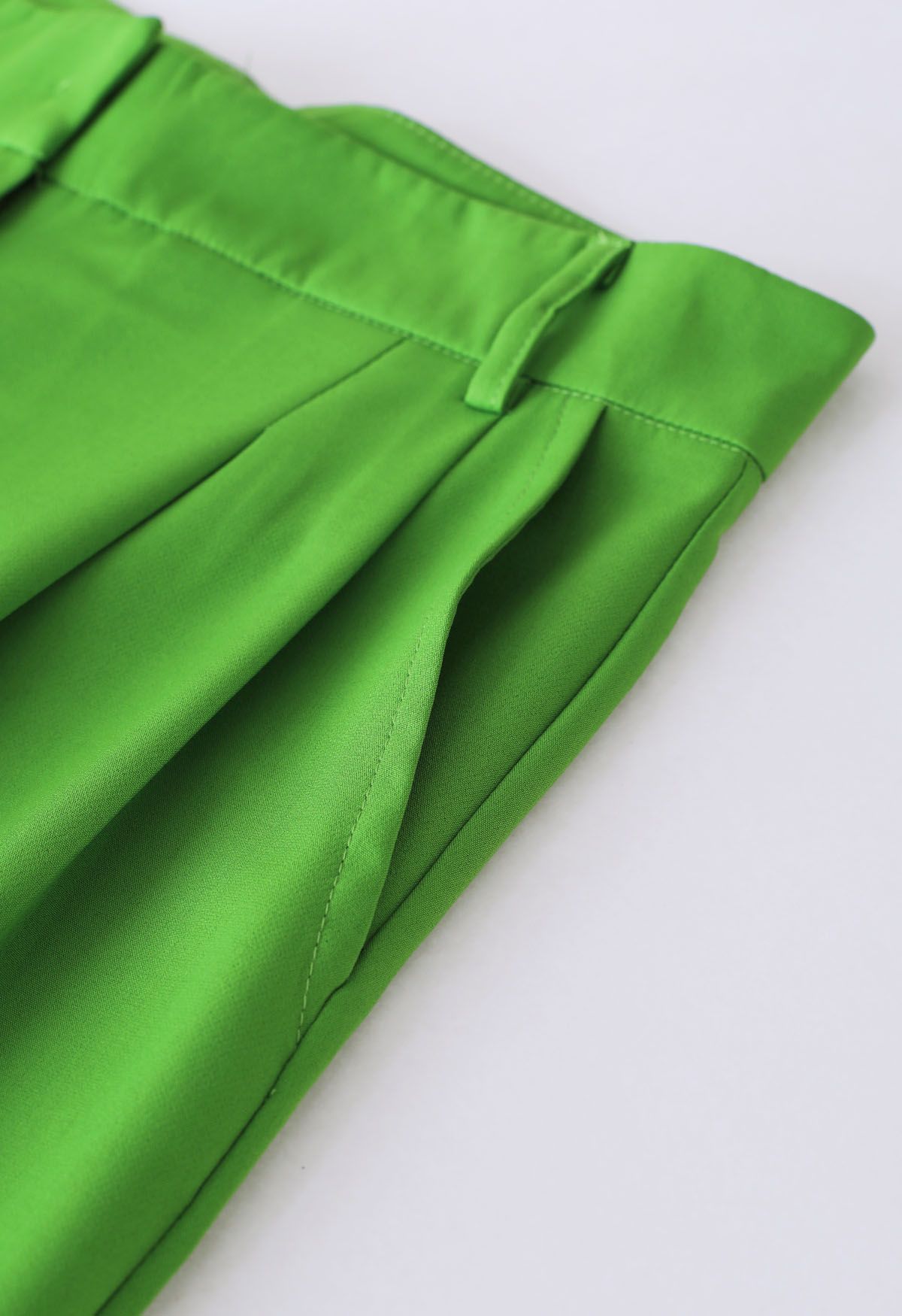 Pantalones rectos con detalle plisado verde hierba