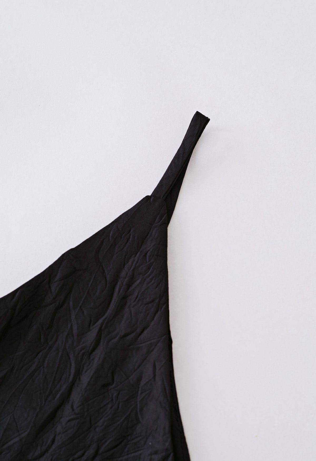Top de tirantes con cuello en V y textura en relieve en negro