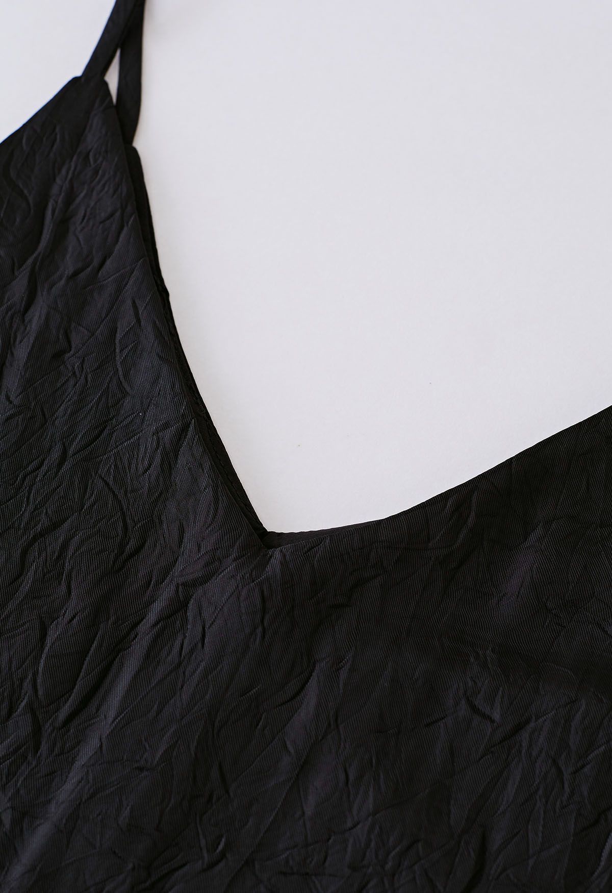 Top de tirantes con cuello en V y textura en relieve en negro