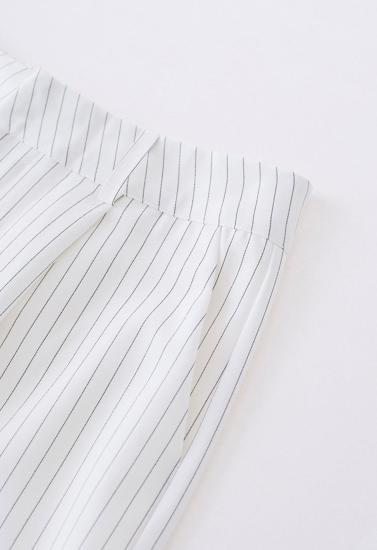 Pantalones rectos de rayas verticales en blanco