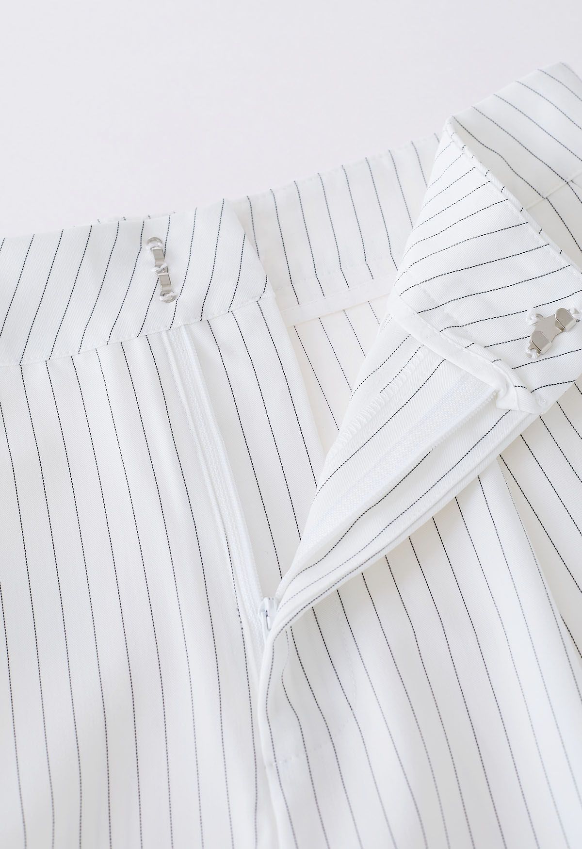 Pantalones rectos de rayas verticales en blanco