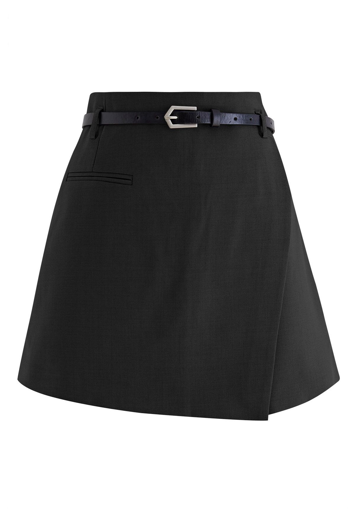 Falda pantalón con cinturón y solapa de línea de corte irregular en negro