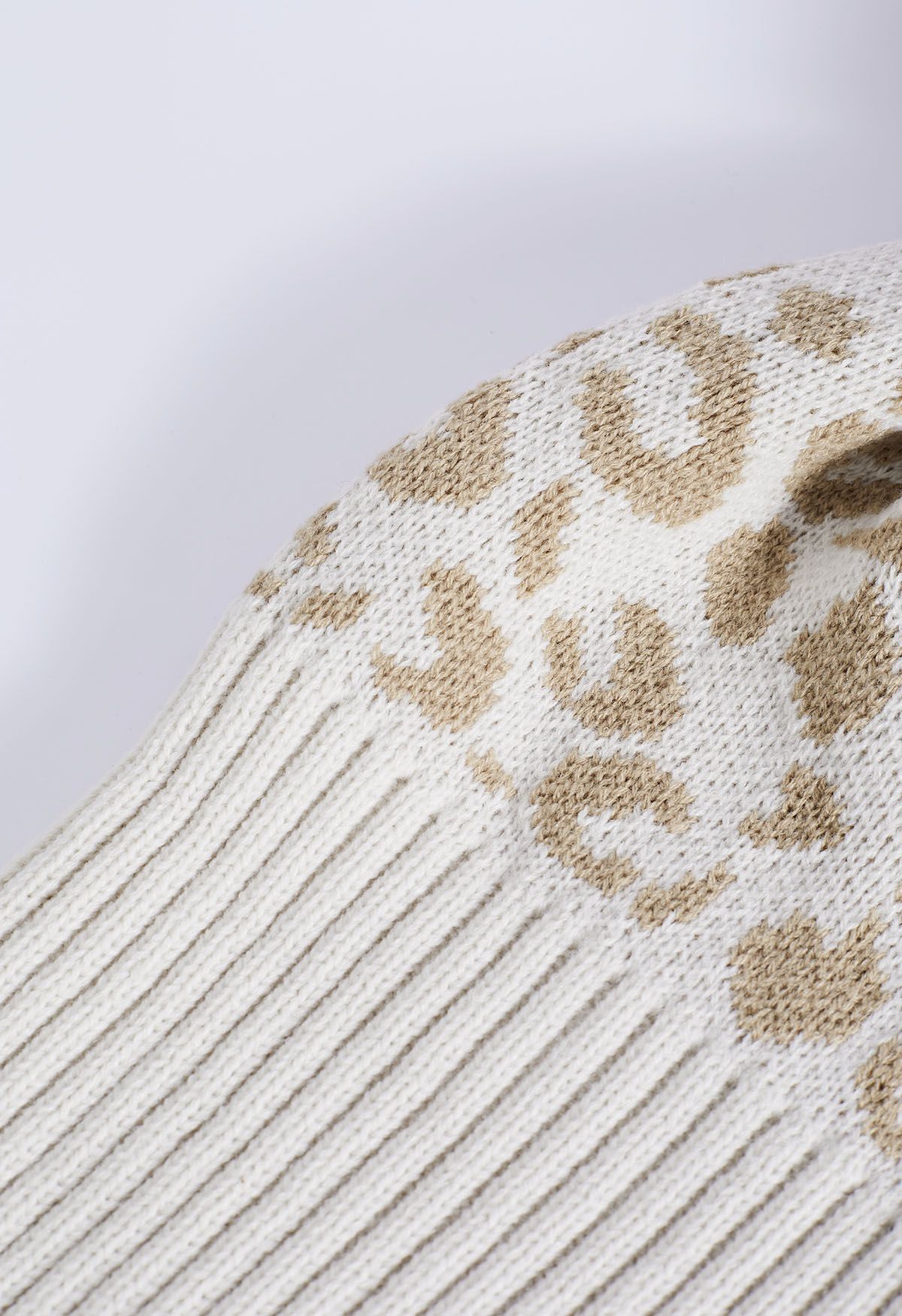 Gorro Beanie Fuzzy Pom-Pom Leopard Knit en Oatmeal