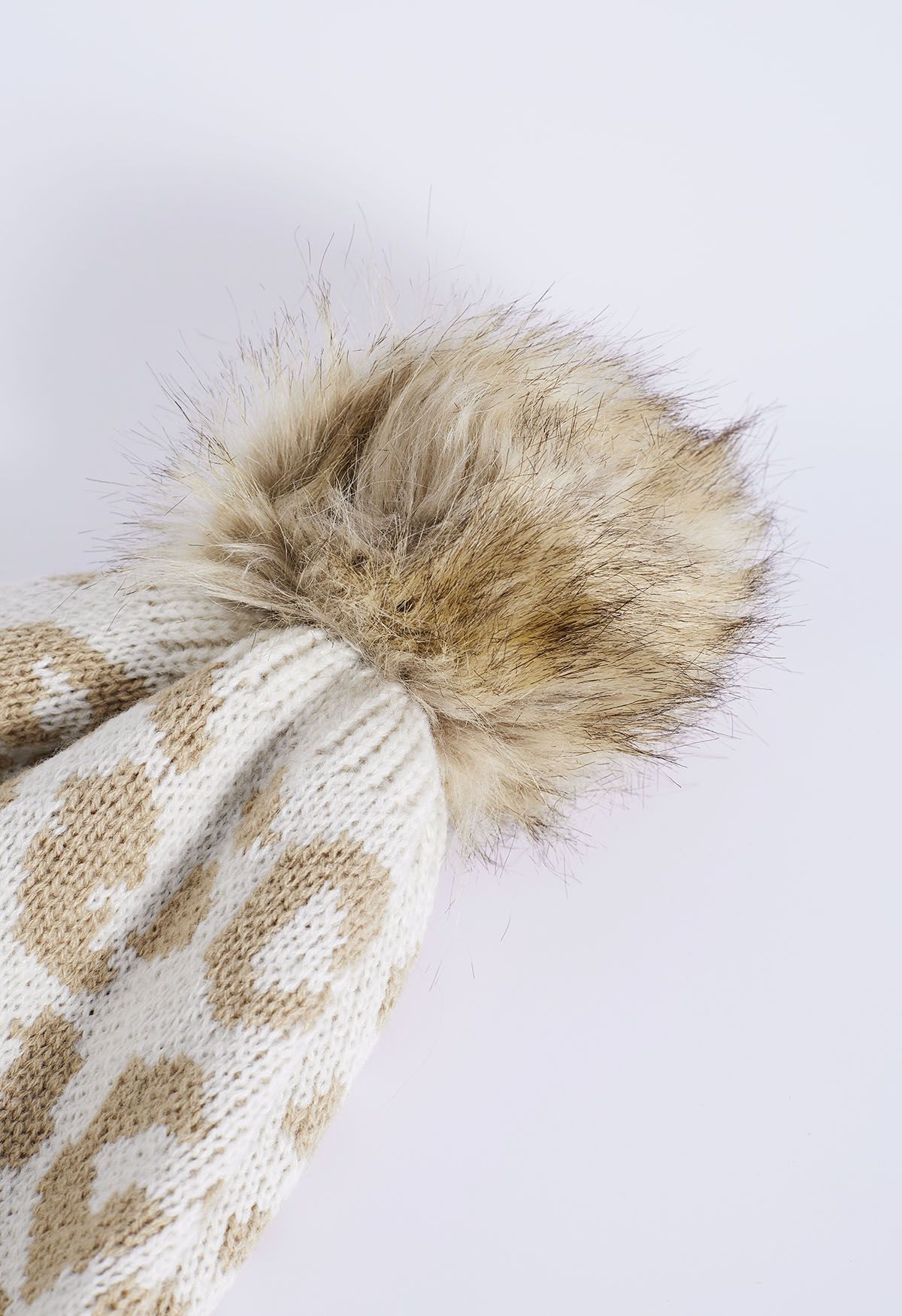 Gorro Beanie Fuzzy Pom-Pom Leopard Knit en Oatmeal