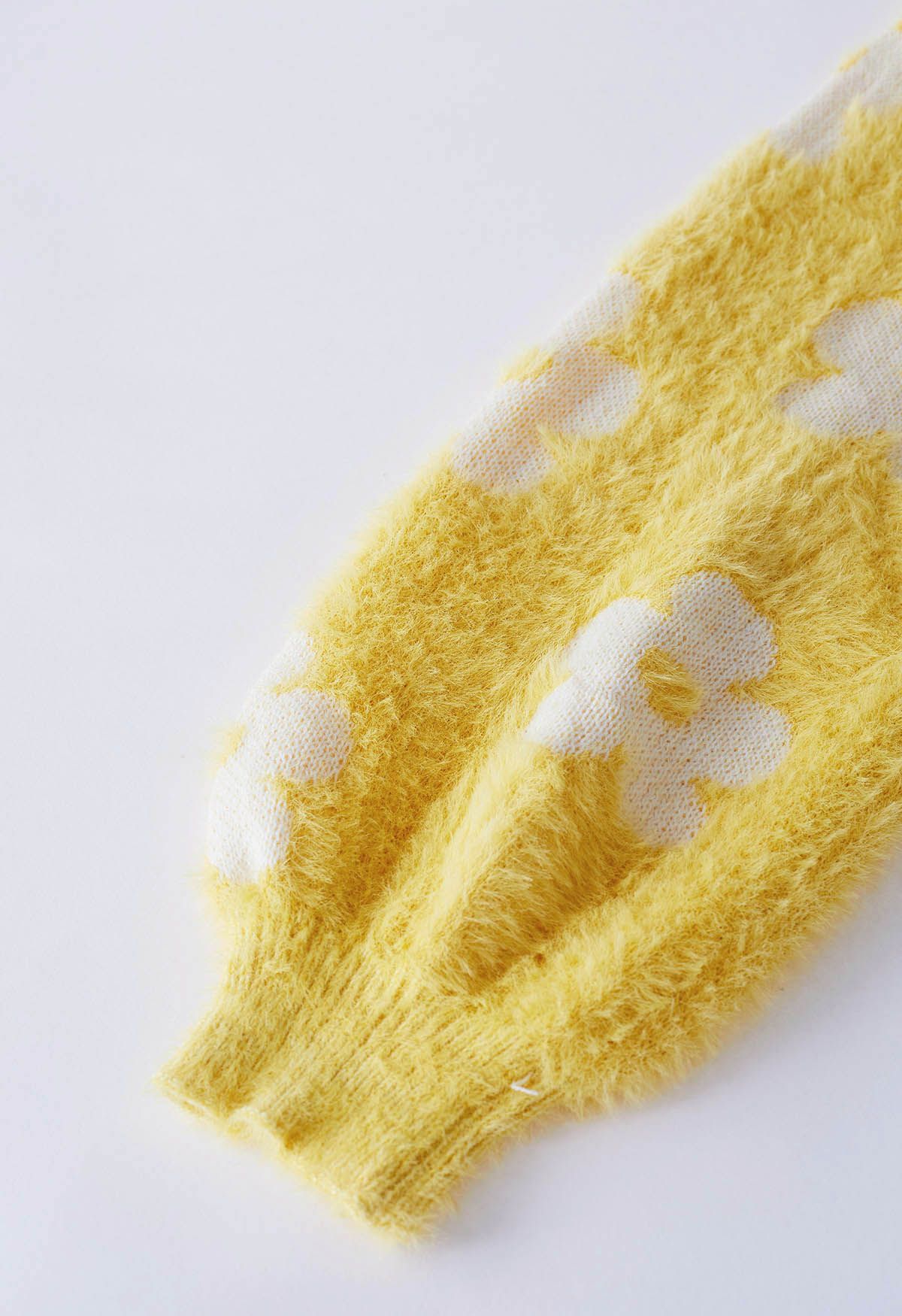 Cárdigan de punto borroso de flores de Cuteness en amarillo