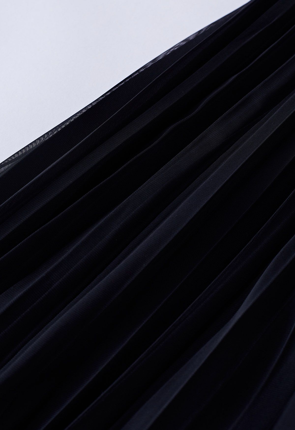 Falda midi de tul de malla plisada con paneles en negro