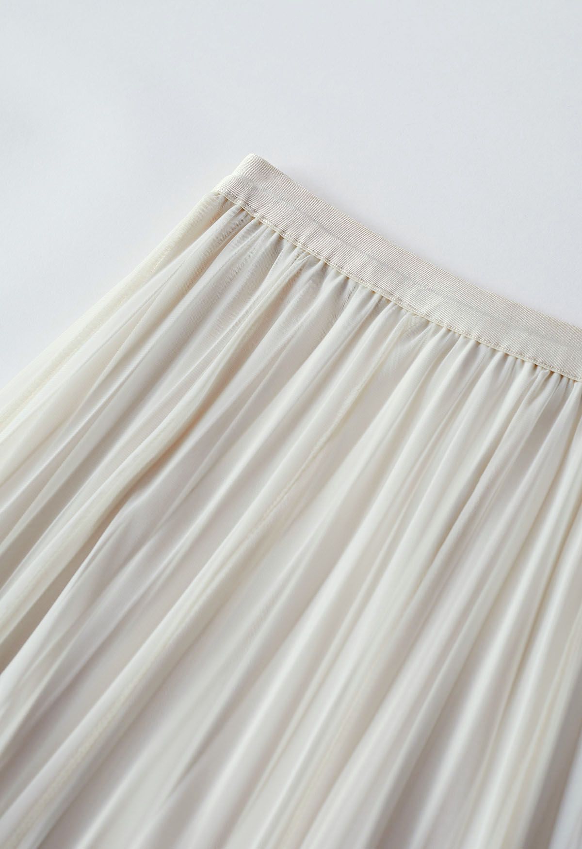 Falda midi de tul de malla plisada con paneles en crema
