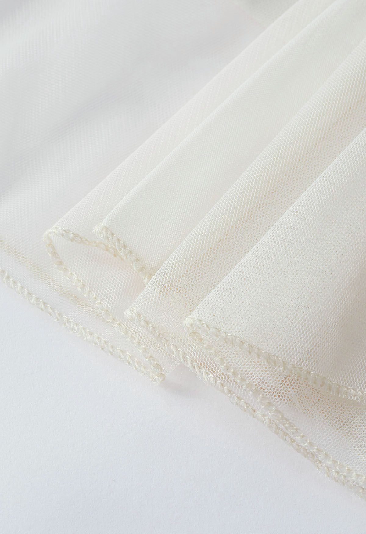 Falda midi de tul de malla plisada con paneles en crema