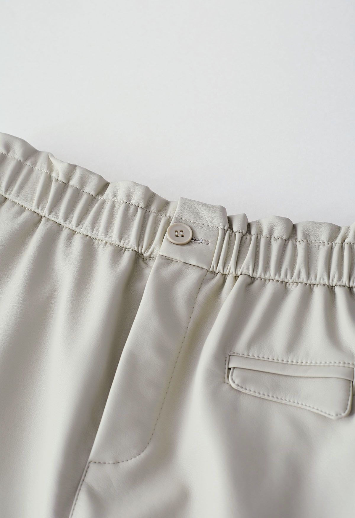 Minifalda de cuero sintético con cintura elástica en marfil