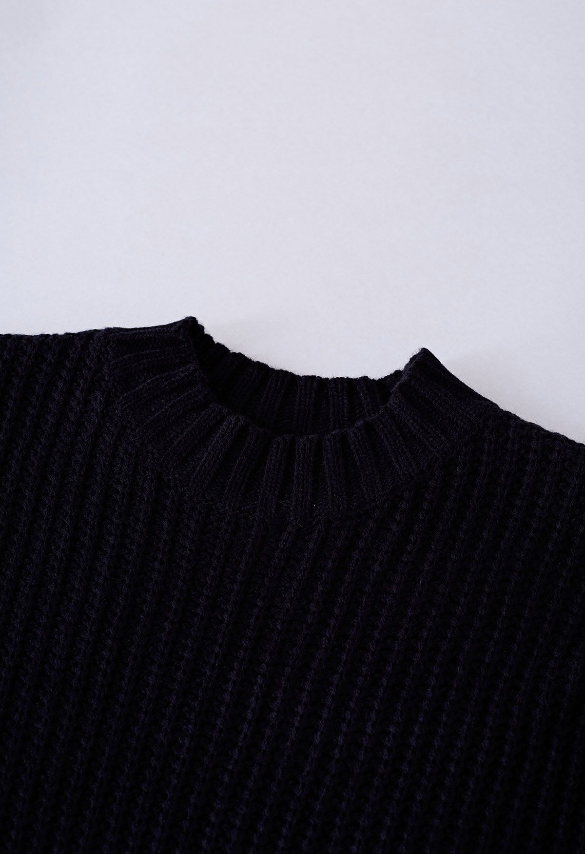 Suéter corto con mangas abullonadas y puntos juguetones en negro