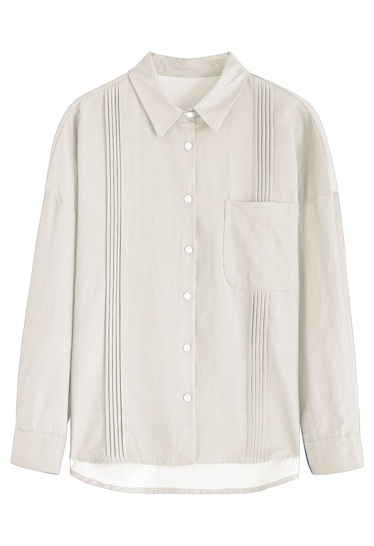 Elegante camisa con botones y detalle de pliegues en color crema