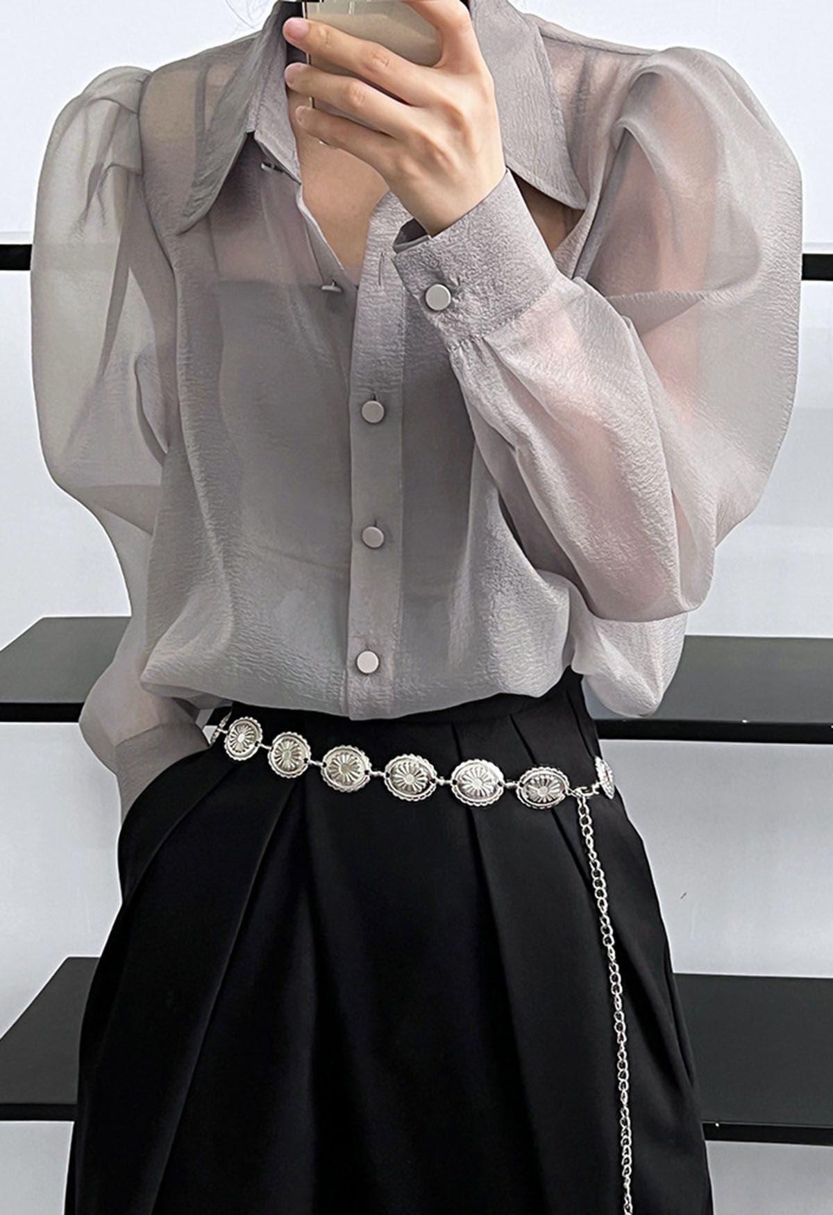 Camisa abotonada semitransparente con mangas de burbuja en gris