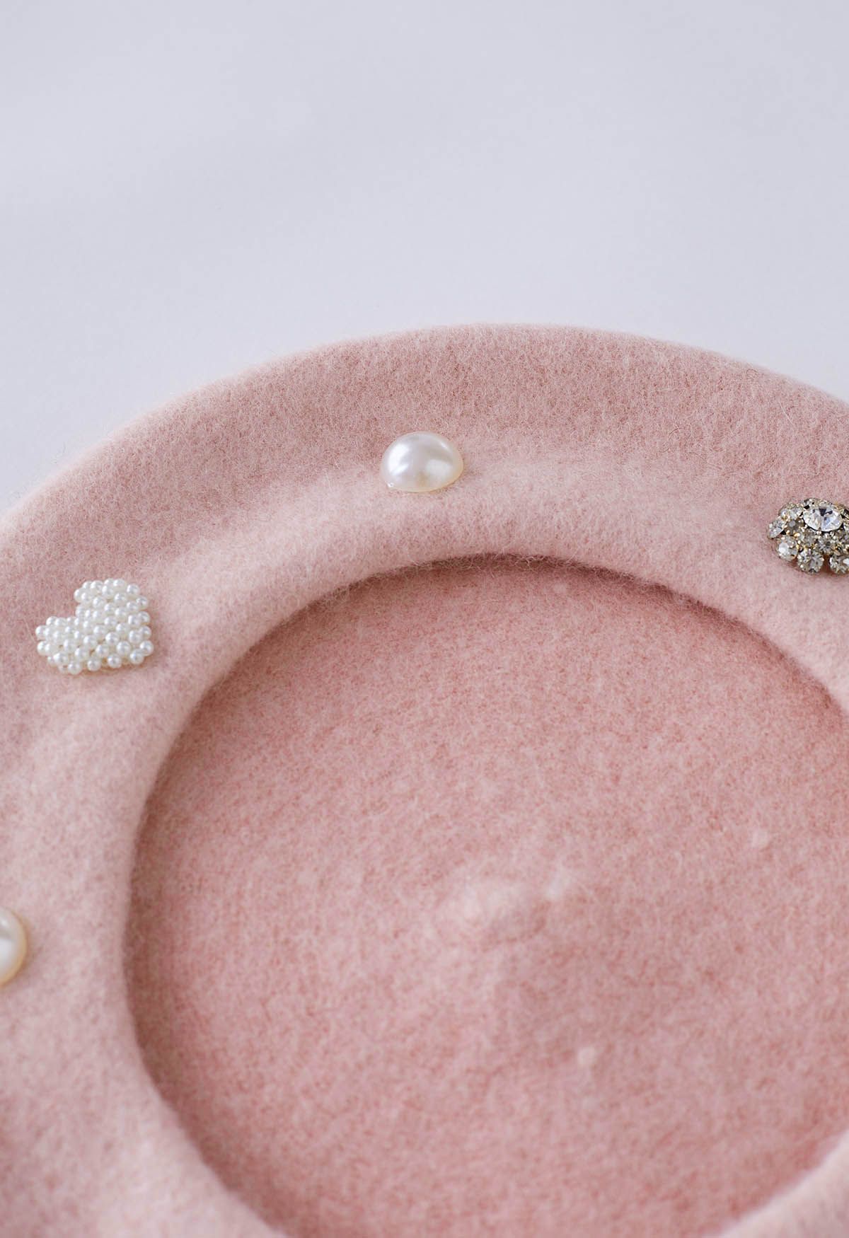 Boina perlada con decoración de diamantes de imitación en rosa