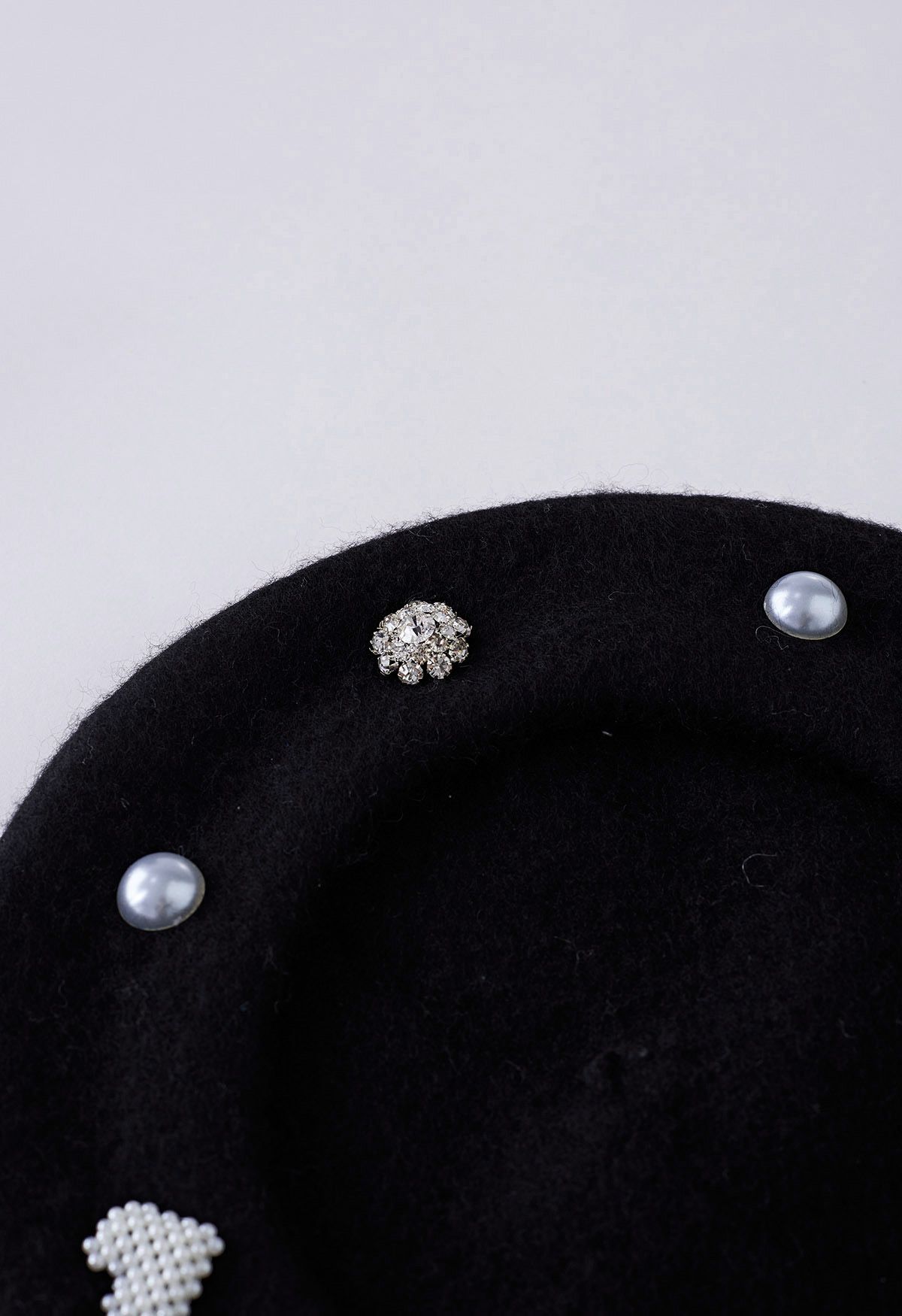 Boina perlada con decoración de diamantes de imitación en negro