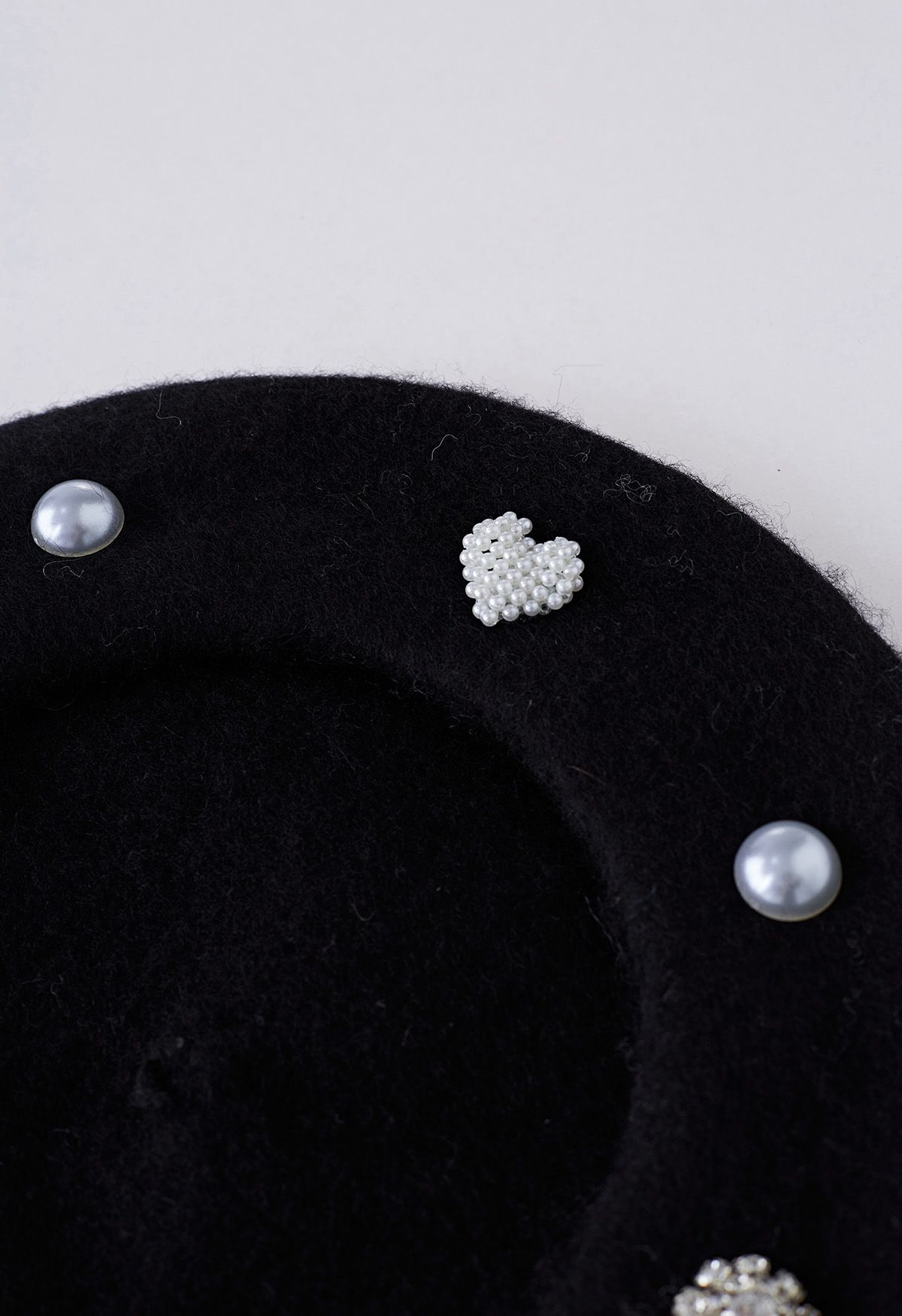 Boina perlada con decoración de diamantes de imitación en negro
