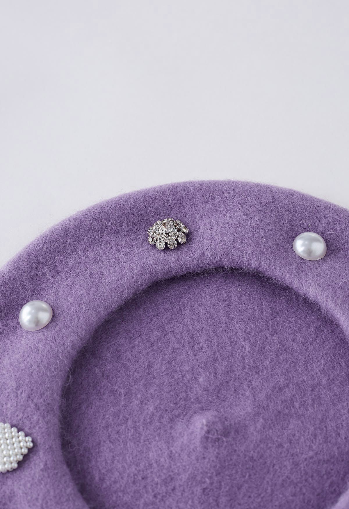Boina perlada con decoración de diamantes de imitación en lila