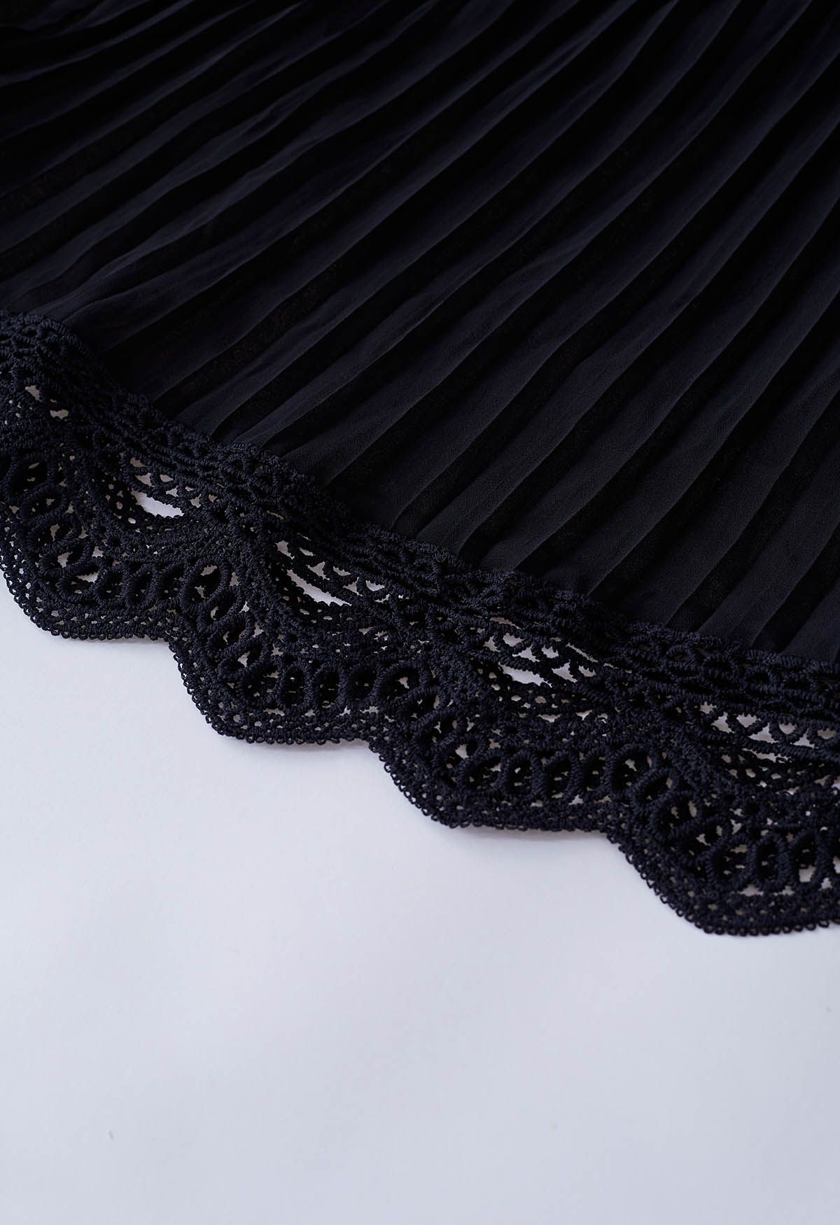 Vestido largo de gasa con pliegues y encaje de croché en negro