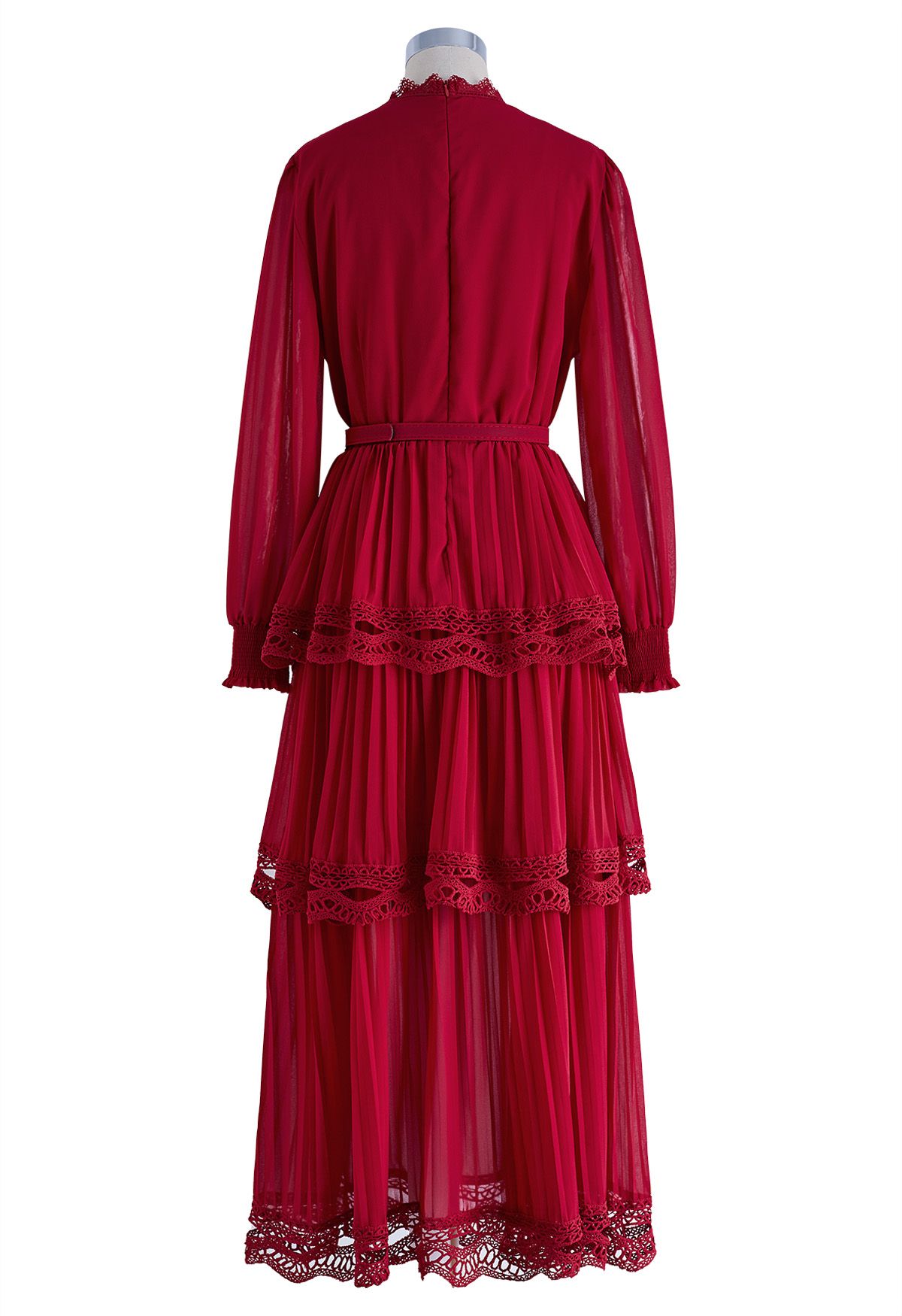 Vestido largo de gasa con capas plisadas de encaje de croché en rojo