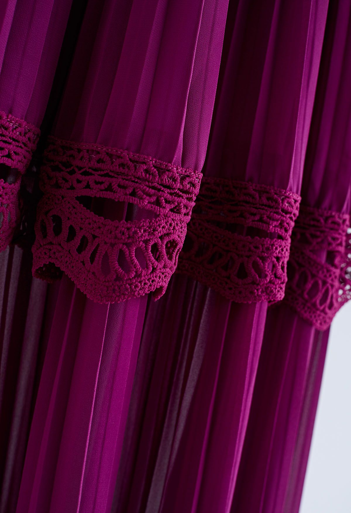 Vestido largo de gasa con capas plisadas de encaje de croché en burdeos