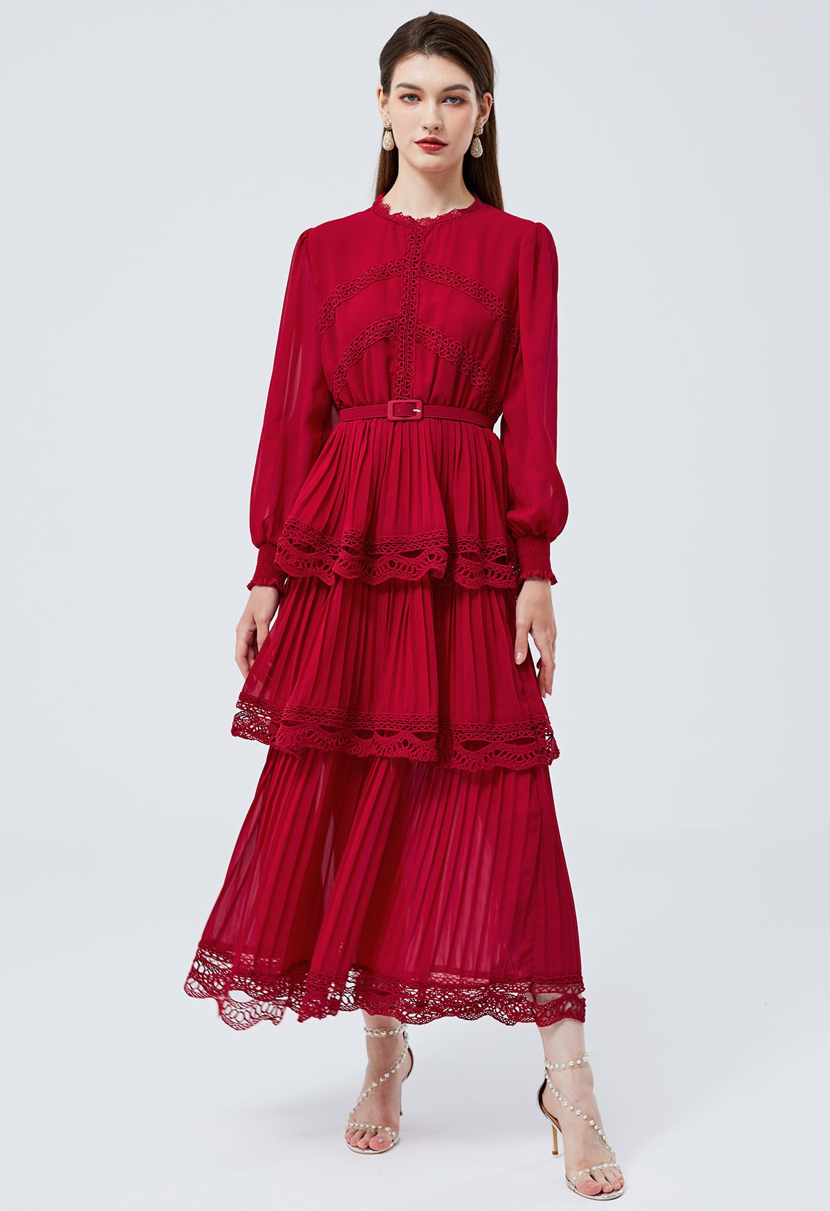 Vestido largo de gasa con capas plisadas de encaje de croché en rojo