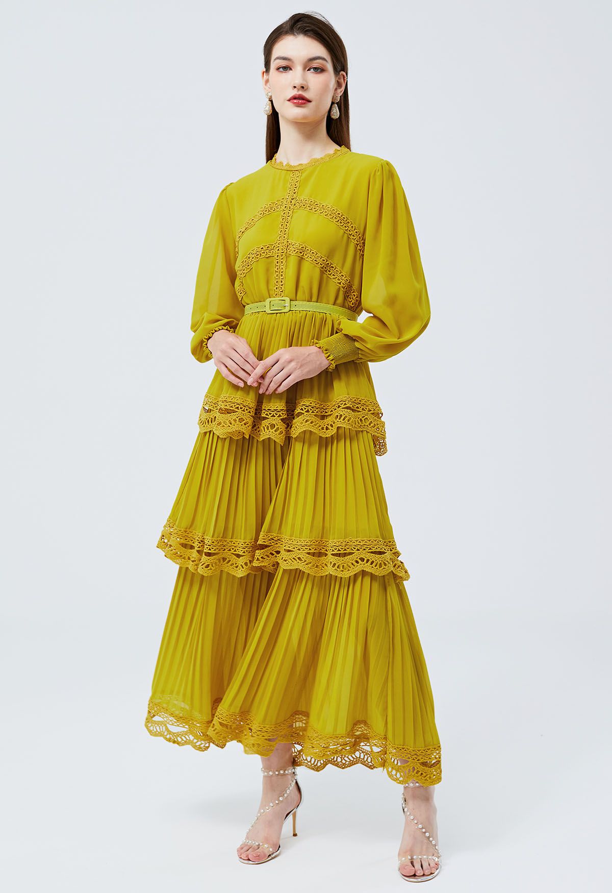 Vestido largo de gasa con capas plisadas de encaje de croché en amarillo