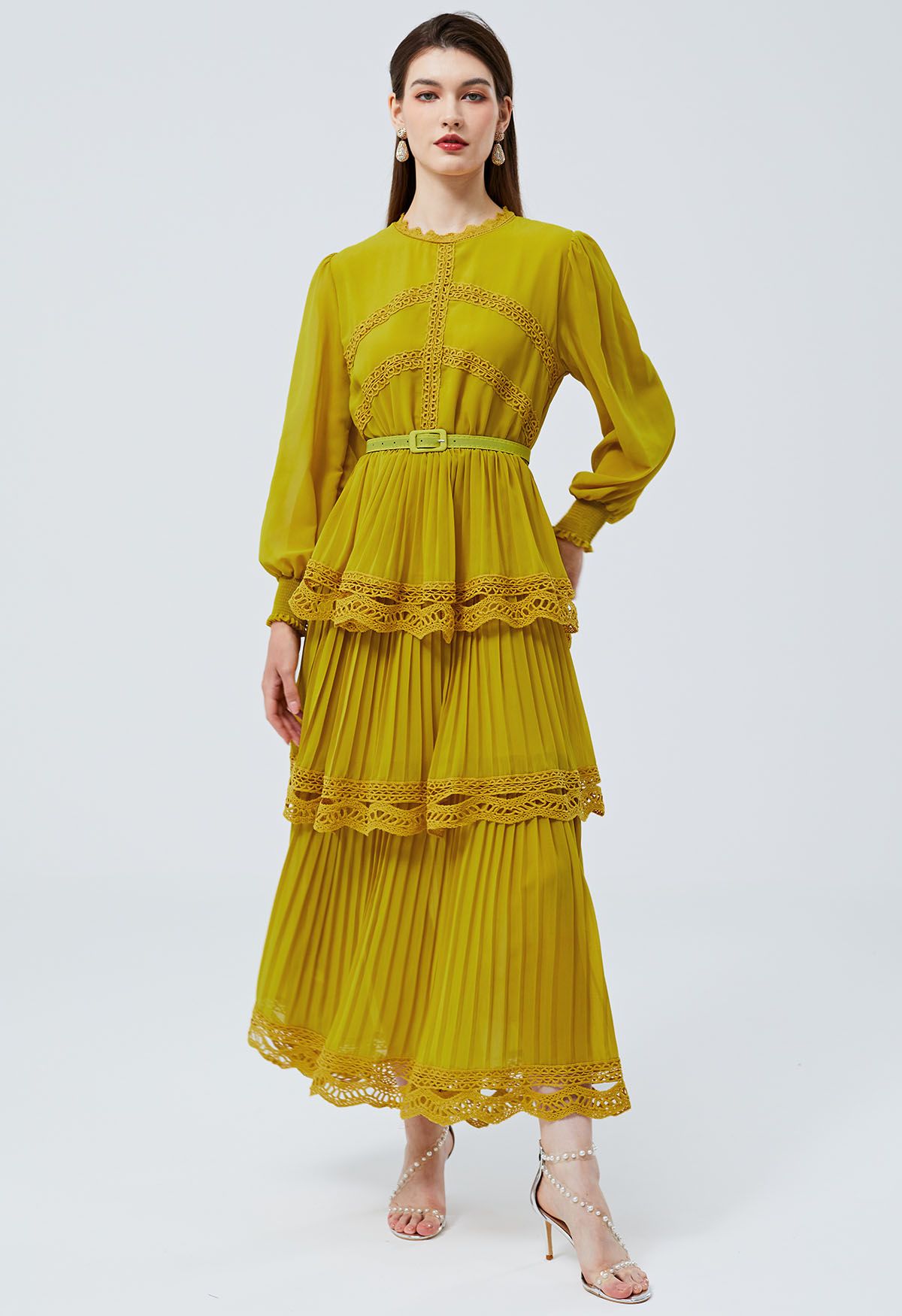 Vestido largo de gasa con capas plisadas de encaje de croché en amarillo