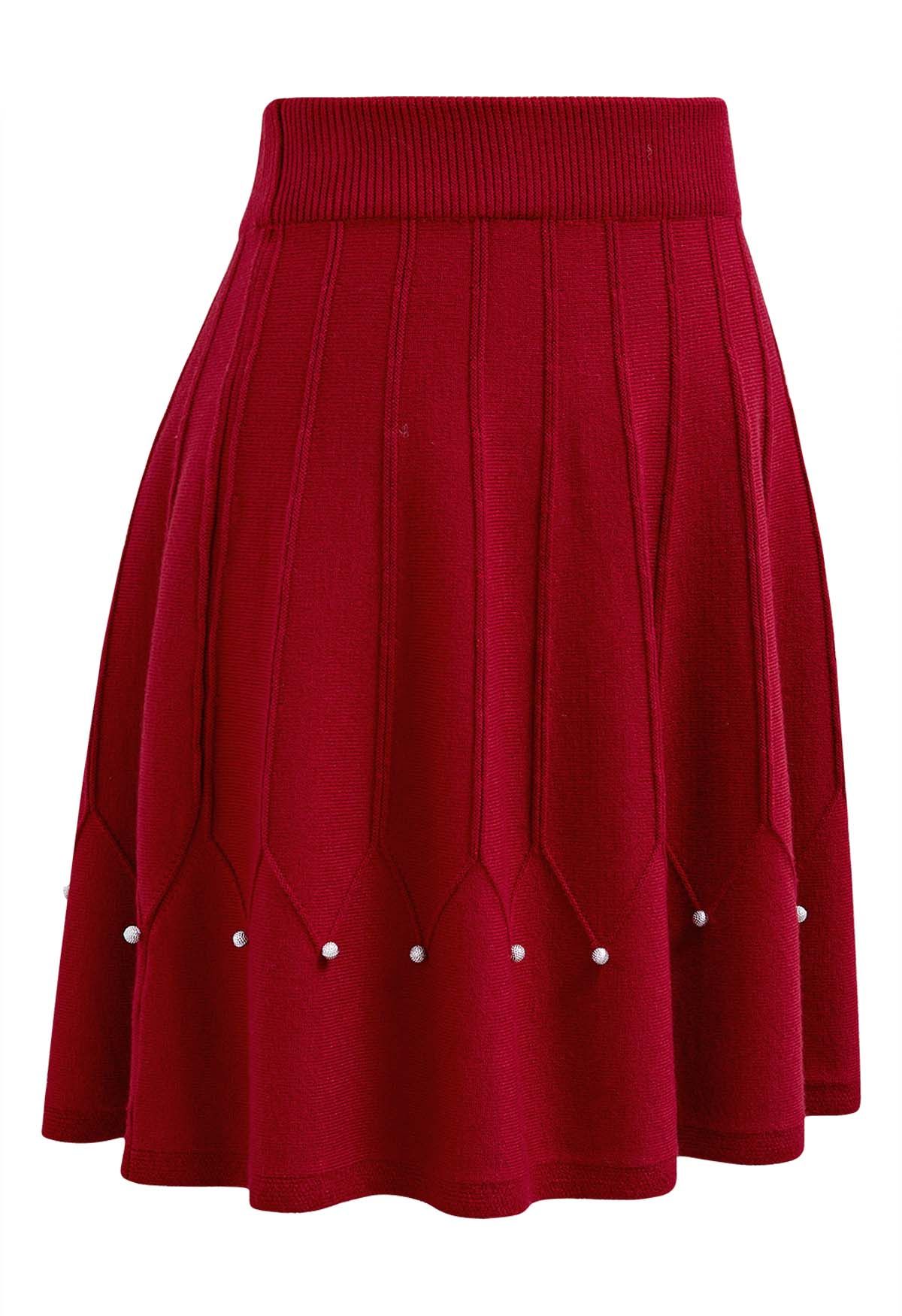 Falda de punto con costuras adornadas con cuentas plateadas en rojo
