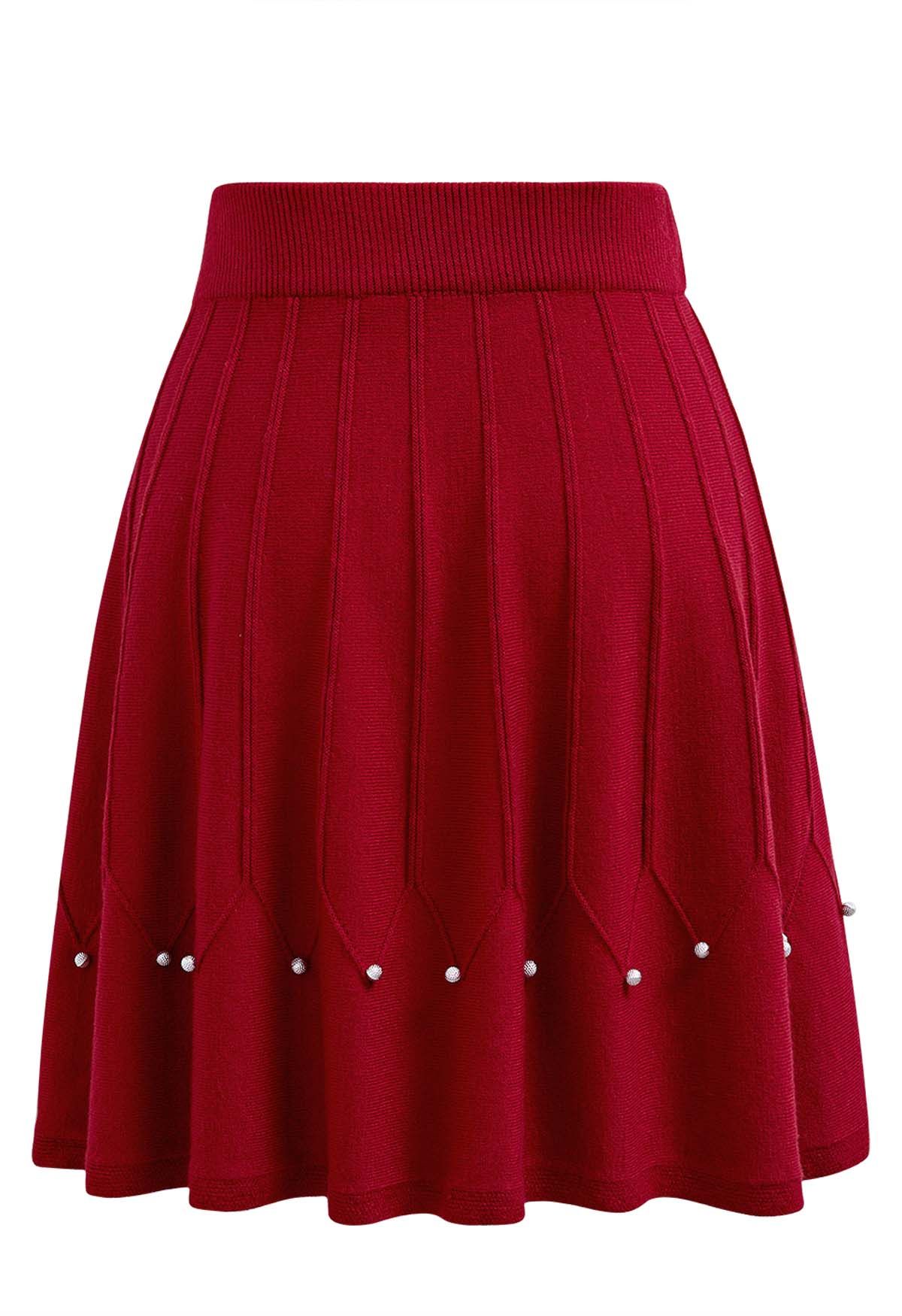 Falda de punto con costuras adornadas con cuentas plateadas en rojo