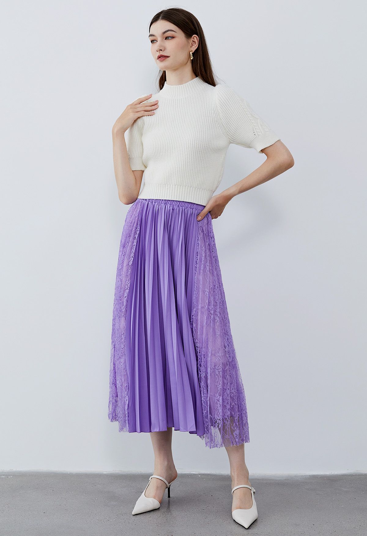 Falda midi plisada con paneles de encaje en lila
