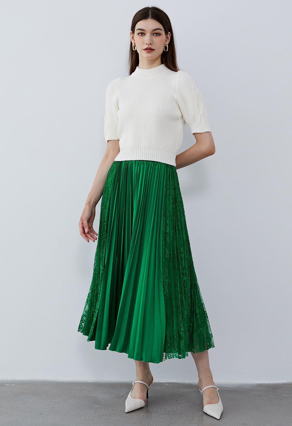 Falda midi plisada con paneles de encaje en verde