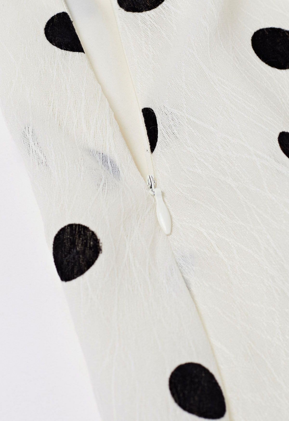 Falda amplia plisada con estampado de lunas texturizadas en color crema