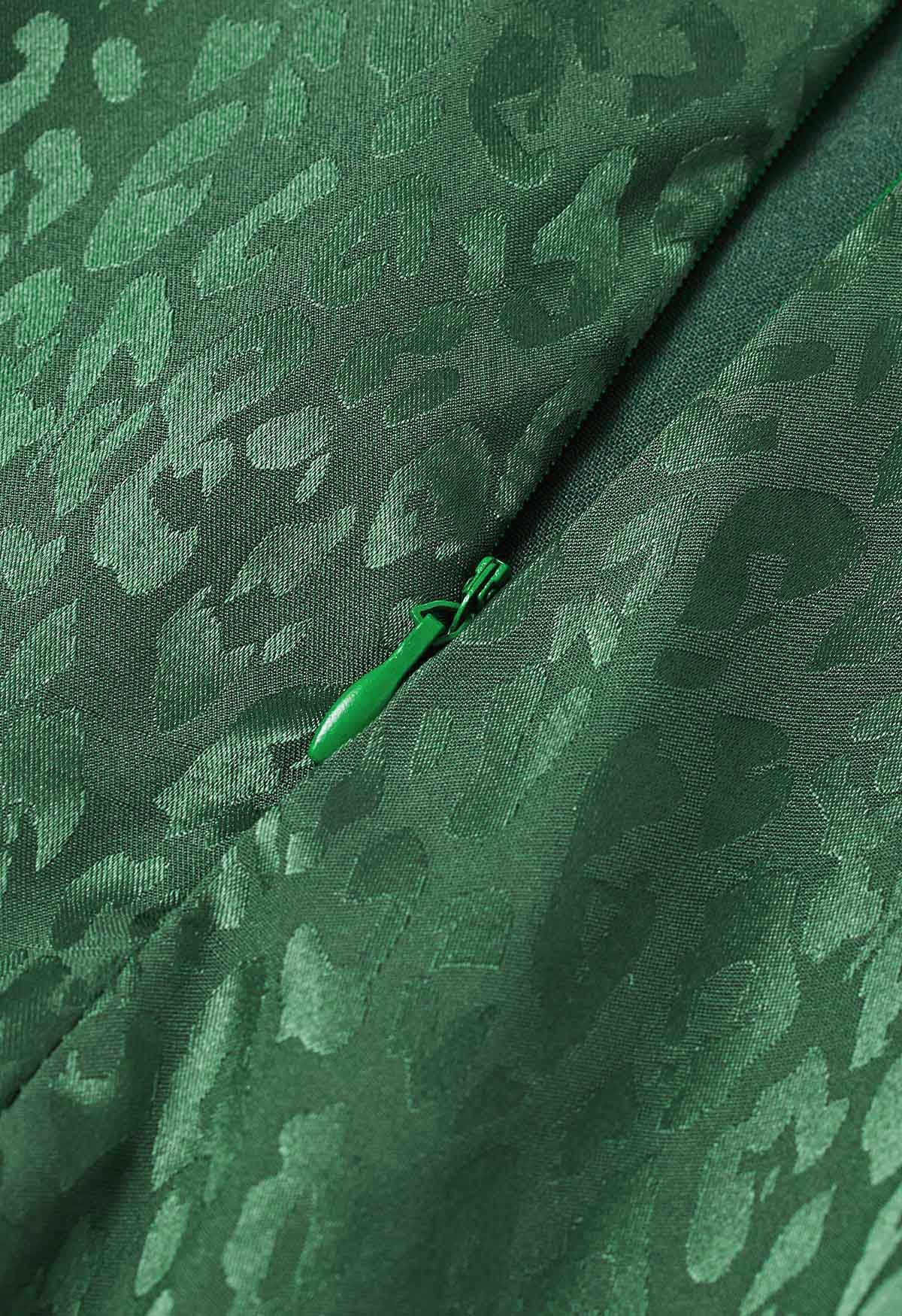Falda midi acampanada con cintura anudada en jacquard de leopardo brillante en verde