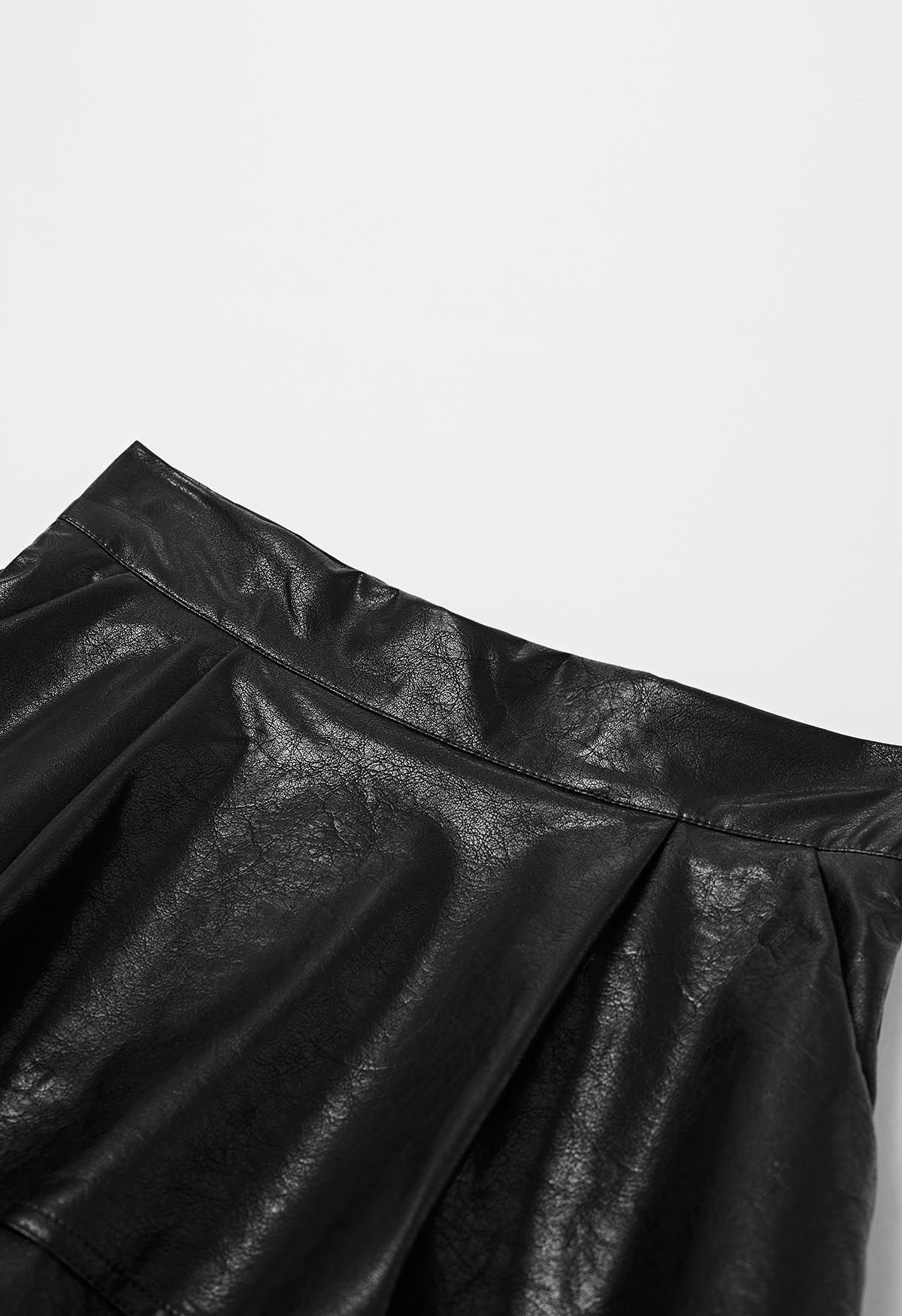 Falda pantalón con volantes escalonados de piel sintética en negro