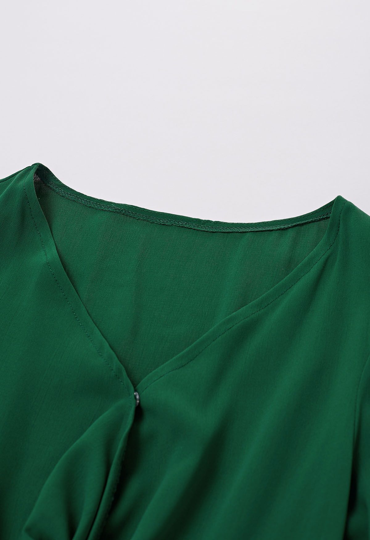 Vestido plisado con cuello en V y parte delantera torcida en verde oscuro
