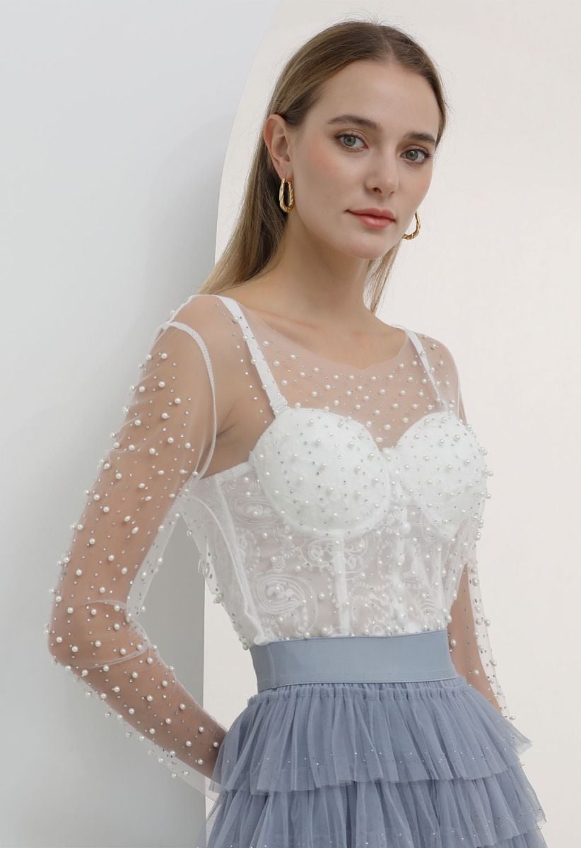 Top de malla transparente con adornos de perlas en blanco