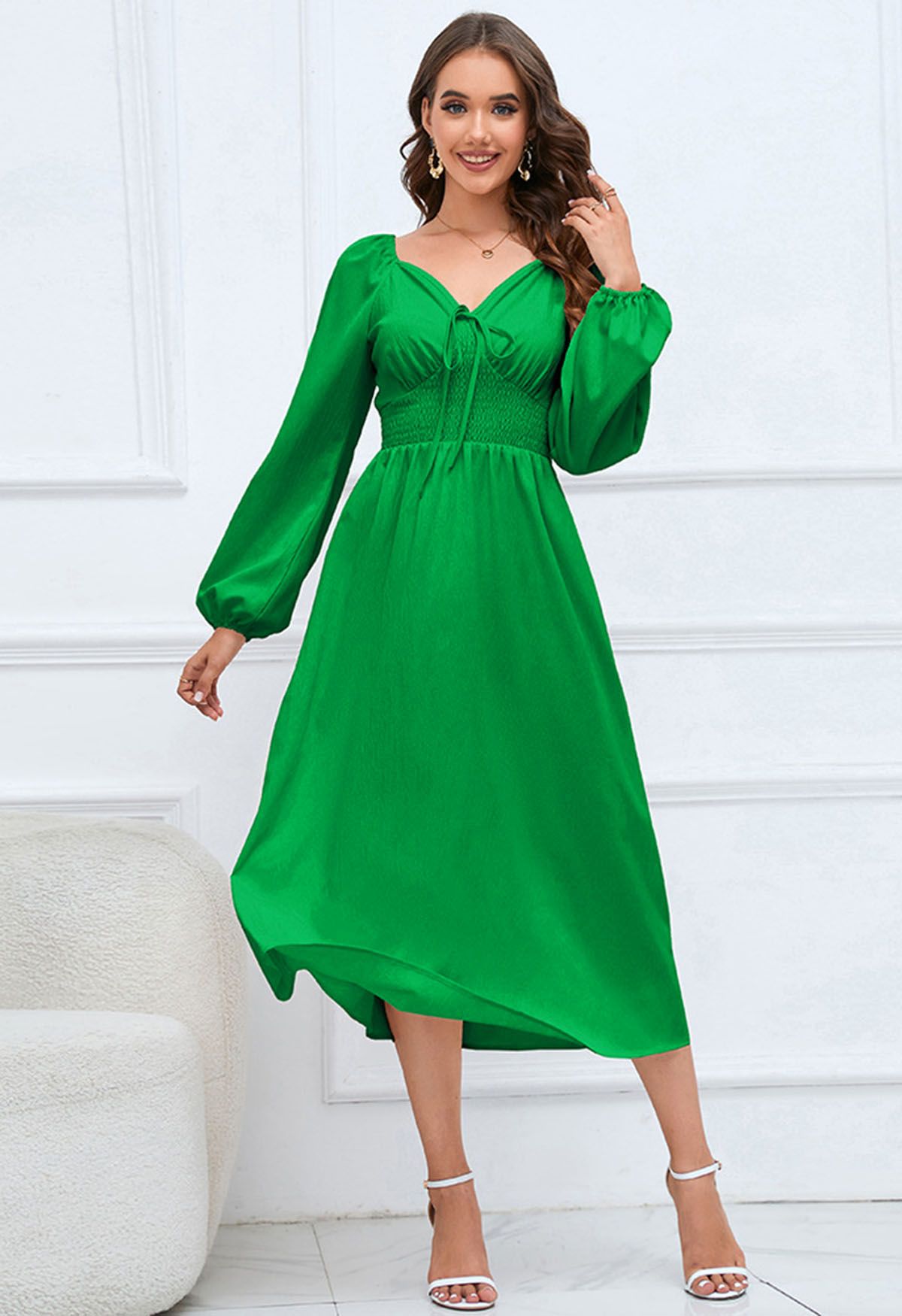 Vestido midi con escote en forma de corazón y lazo en la parte delantera en verde