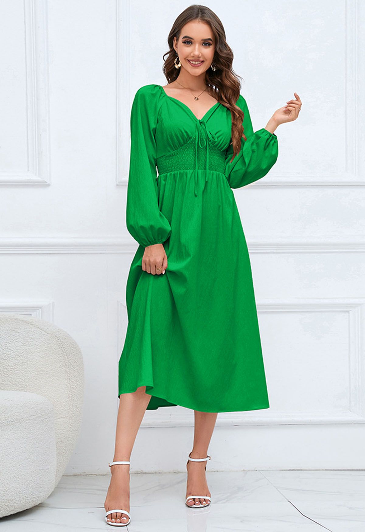 Vestido midi con escote en forma de corazón y lazo en la parte delantera en verde