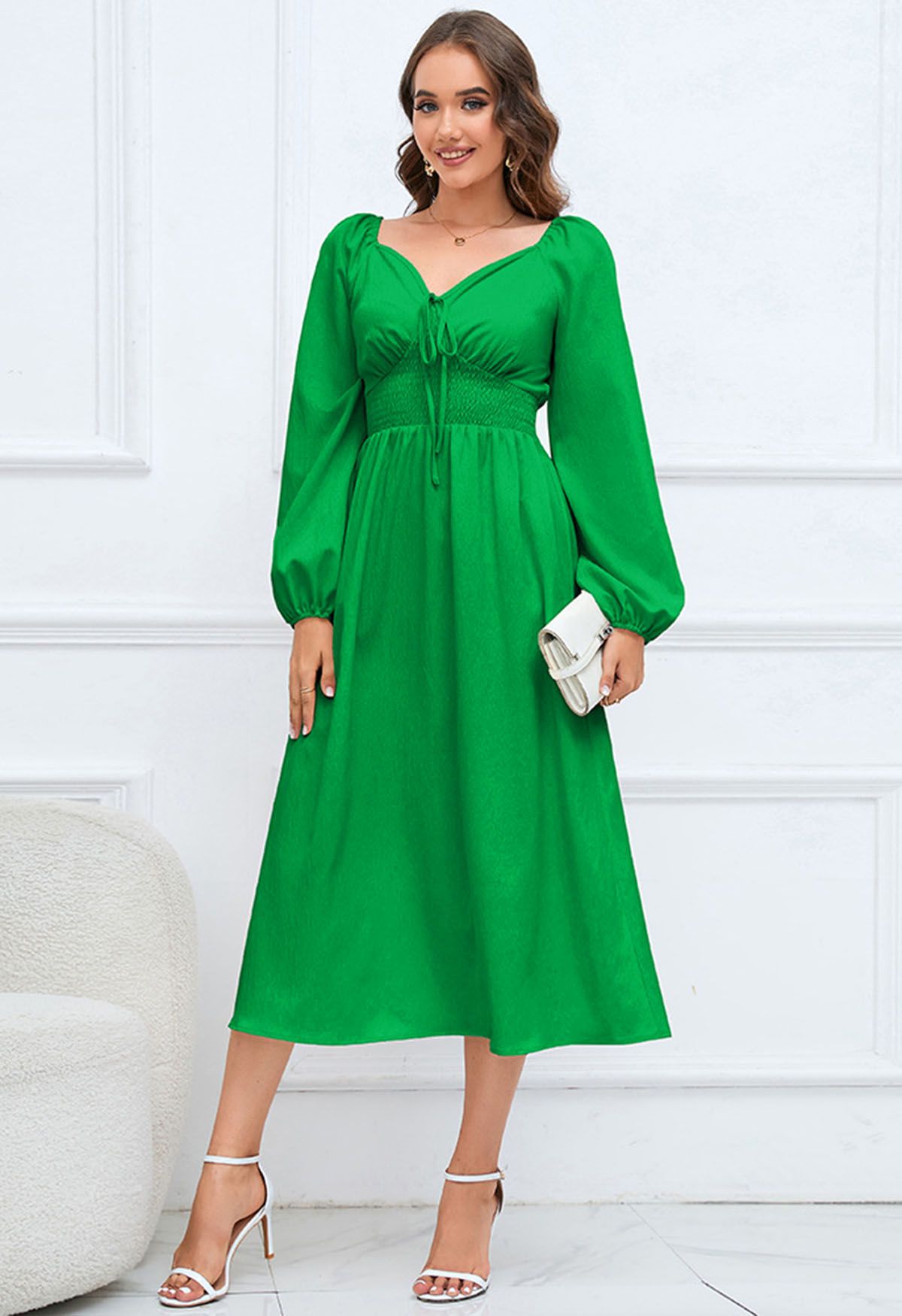 Vestido midi con escote en forma de corazón y lazo en la parte delantera en verde