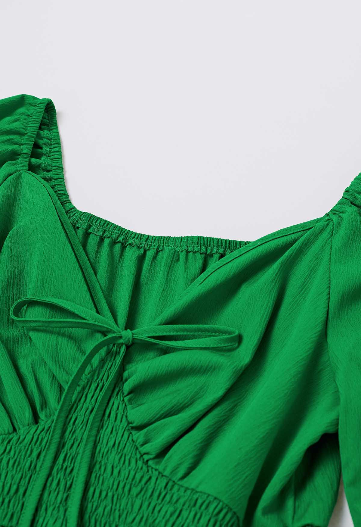 Vestido midi con escote en forma de corazón y lazo en la parte delantera en verde