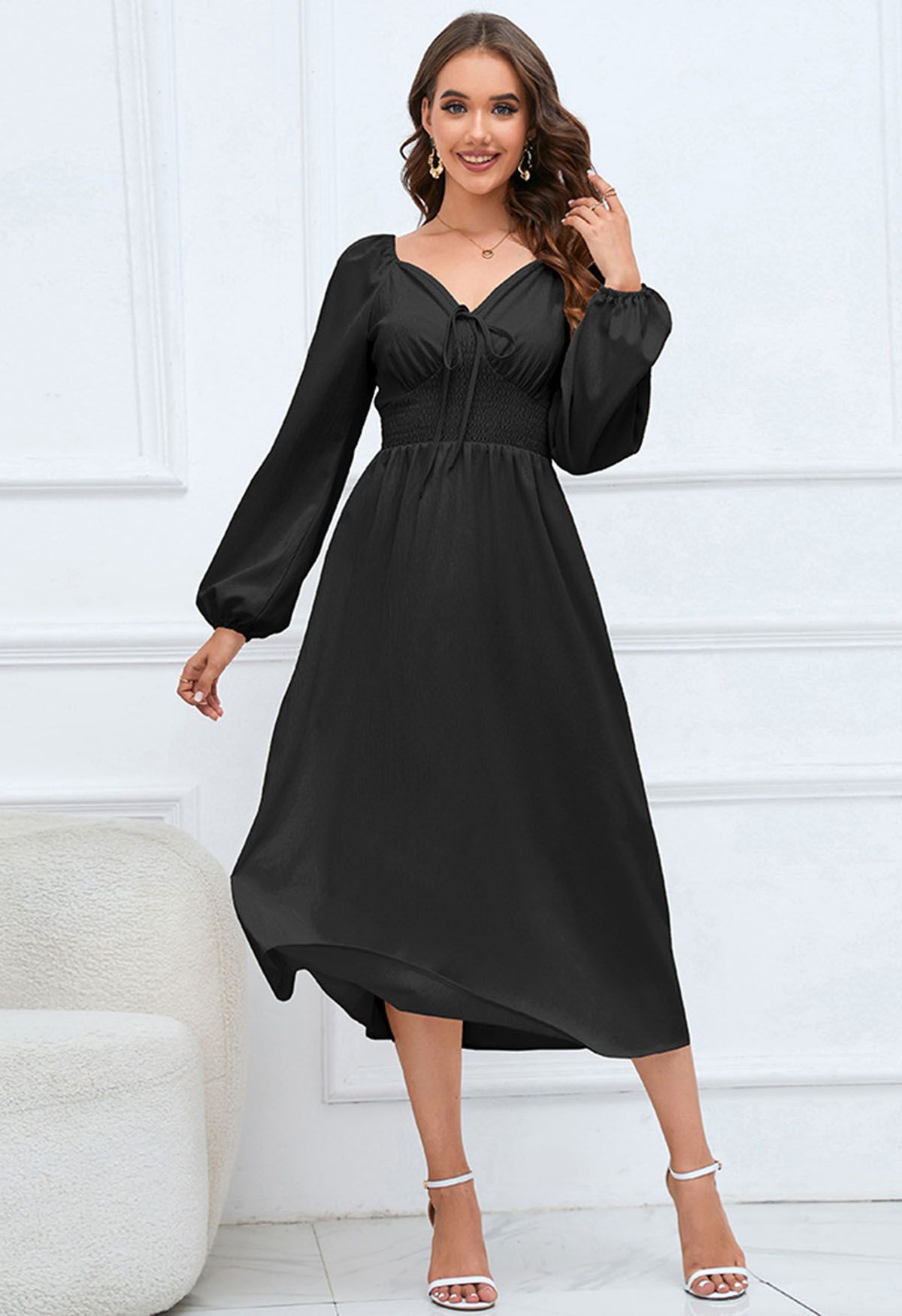 Vestido midi con escote en forma de corazón y lazo en la parte delantera en negro