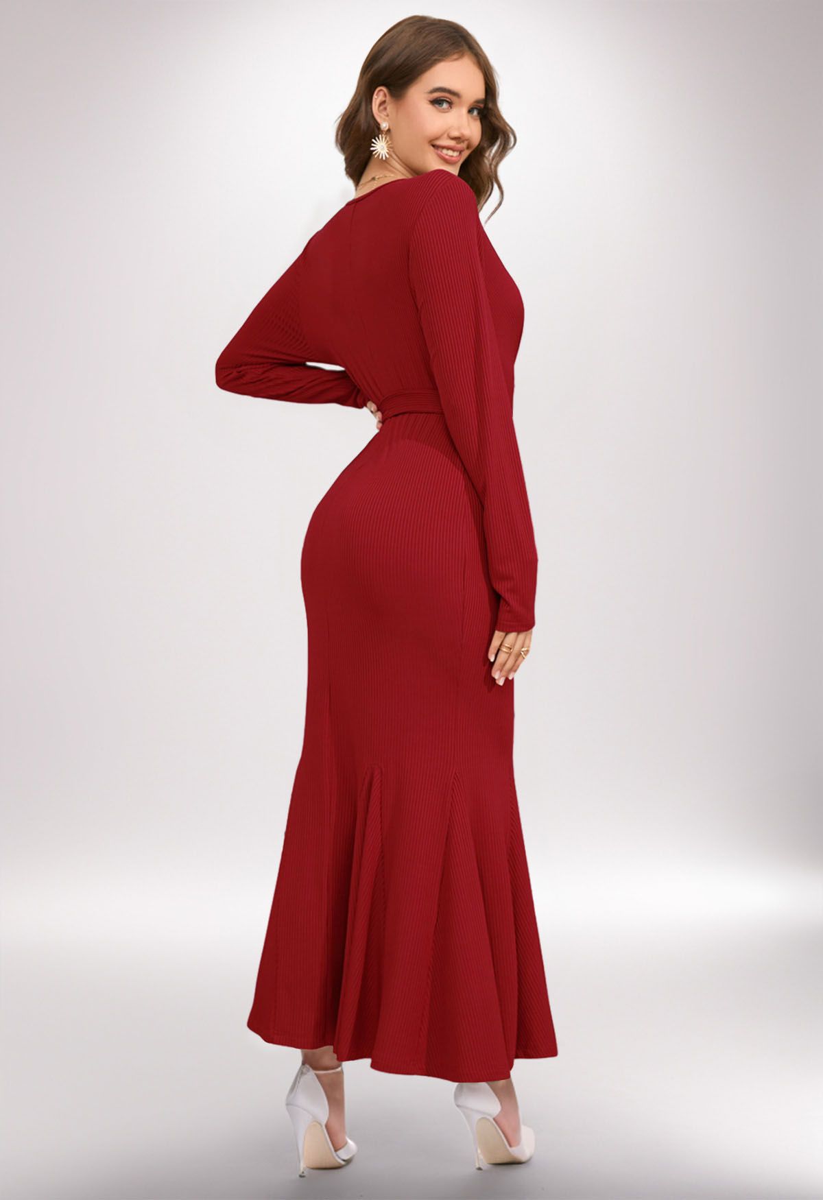 Vestido de sirena con cintura anudada y cuello sobrepelliz en rojo