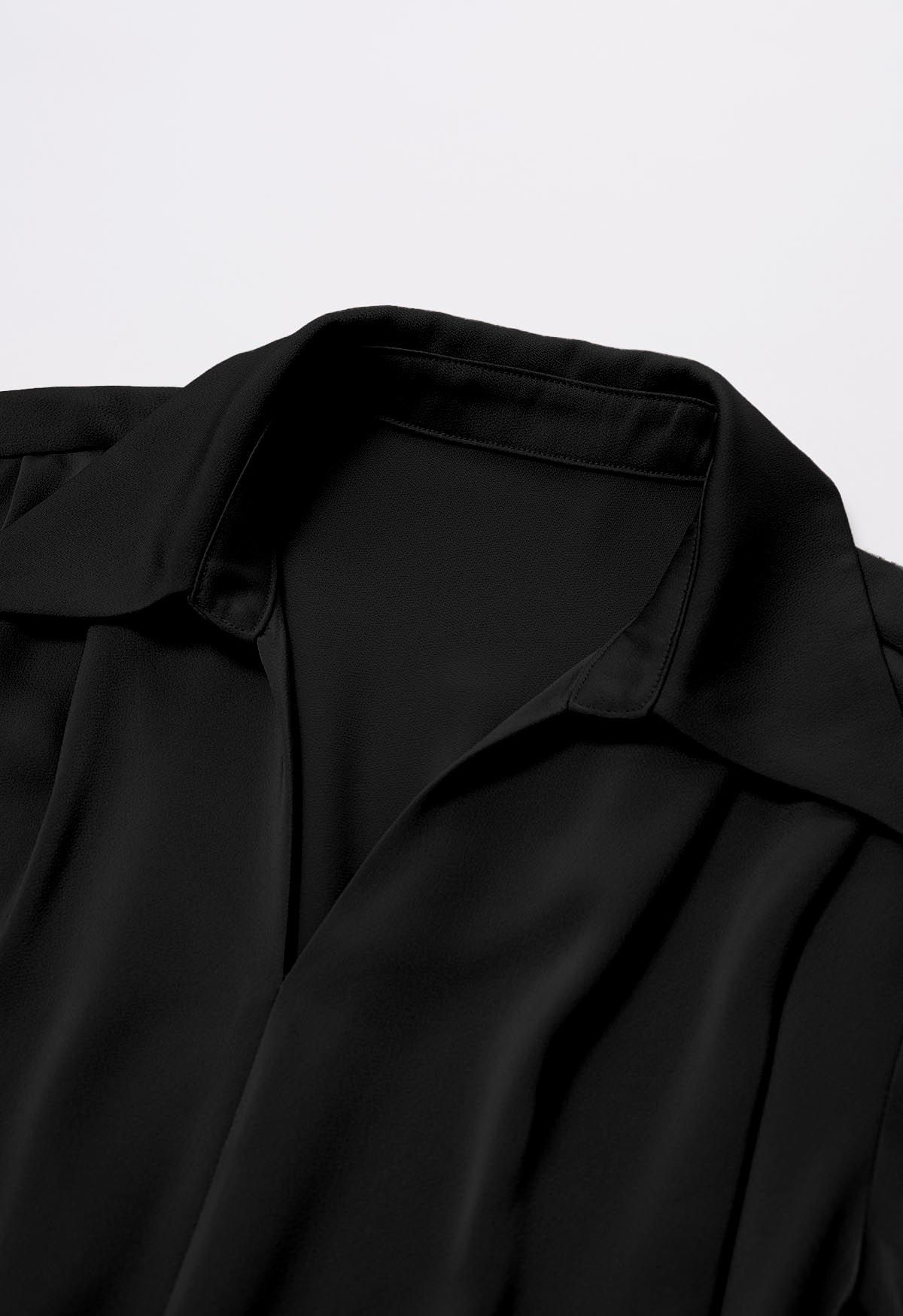 Camisa con cuello en V y cintura cruzada en negro
