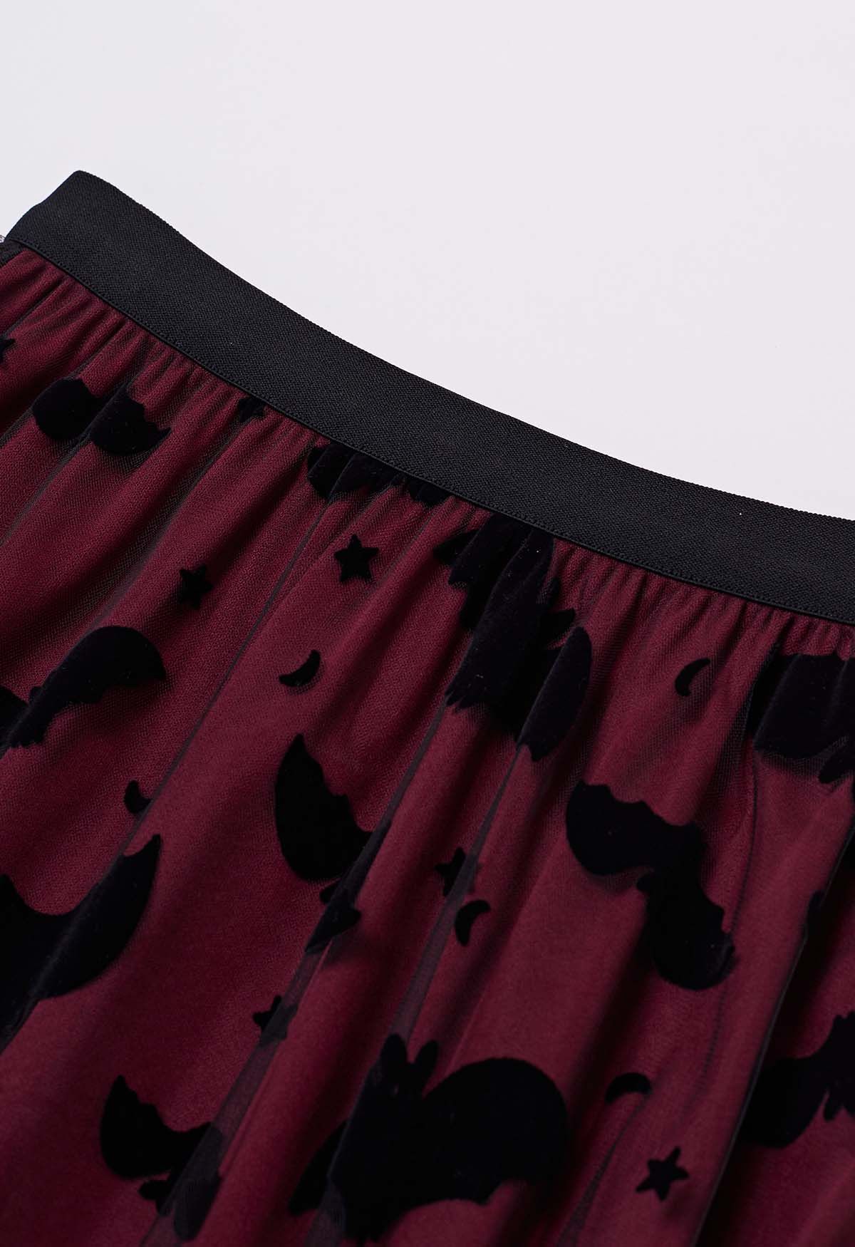 Falda midi de tul y malla con murciélagos de terciopelo en color burdeos