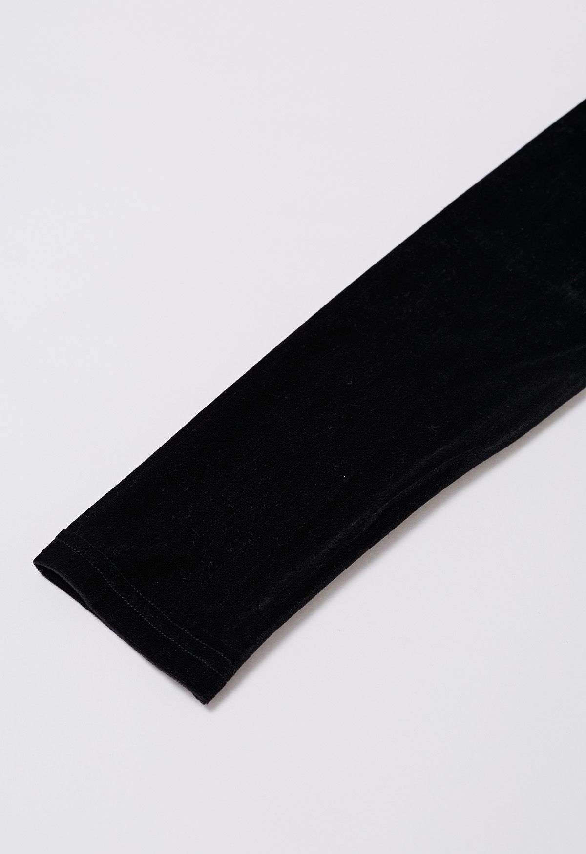 Top de terciopelo con hombros abullonados y fruncido en color negro