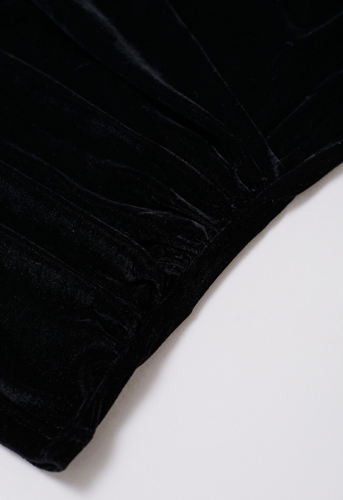Top de terciopelo con hombros abullonados y fruncido en color negro