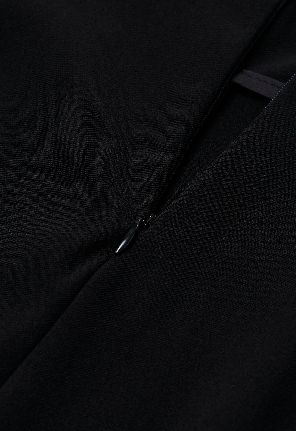 Pantalones rectos plisados con cintura cruzada en negro