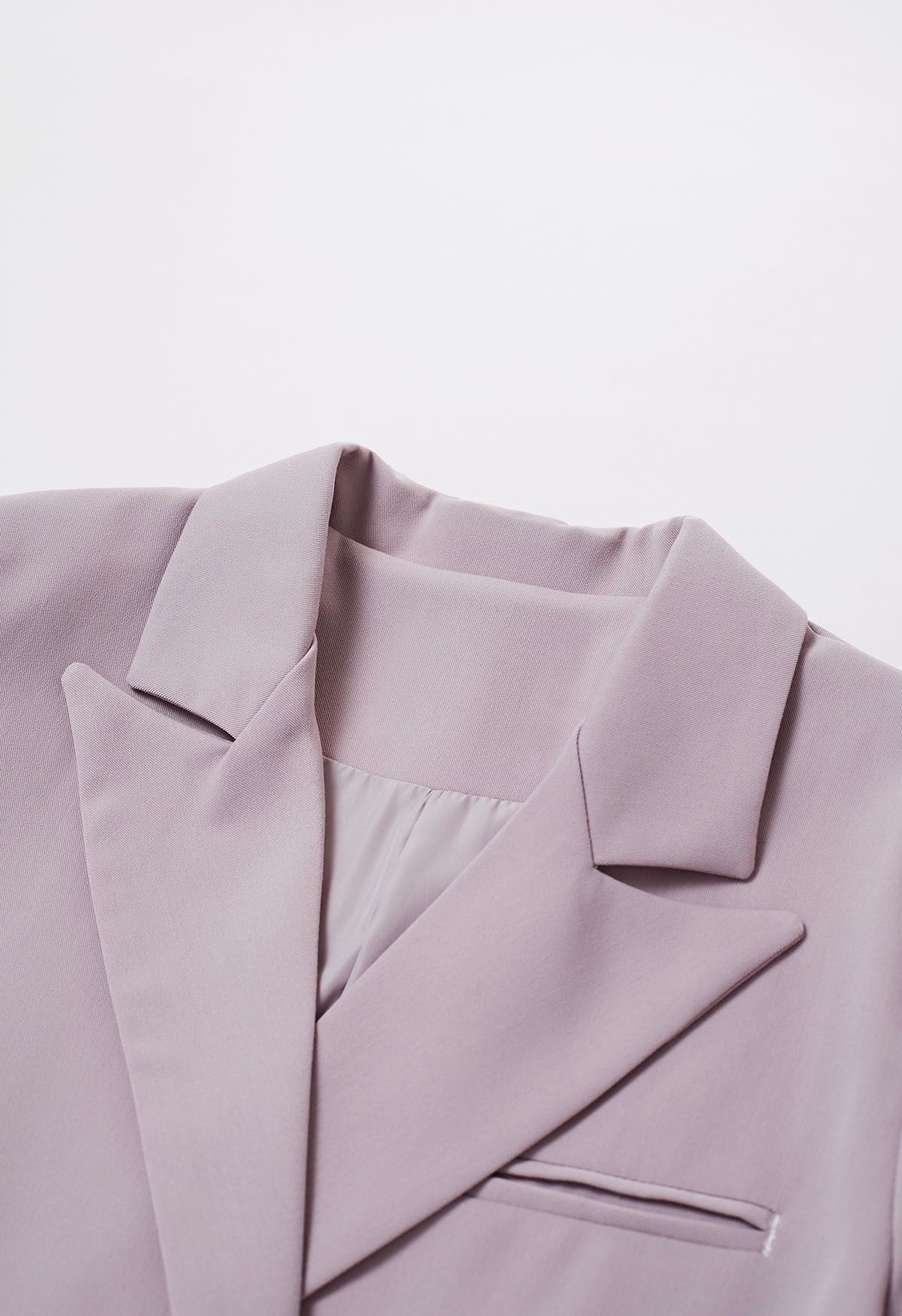 Abrigo largo con cinturón y doble botonadura de moda en rosa