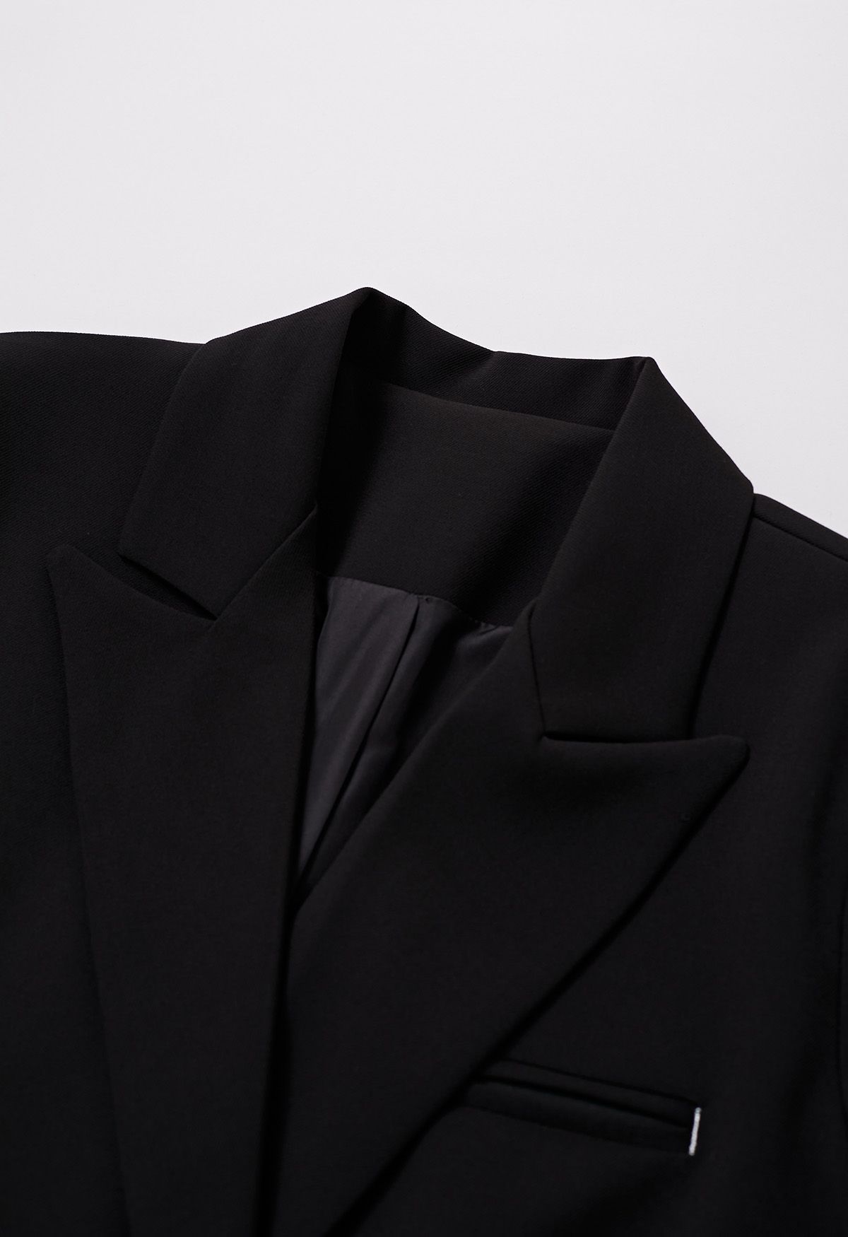 Abrigo largo con cinturón y doble botonadura de moda en negro